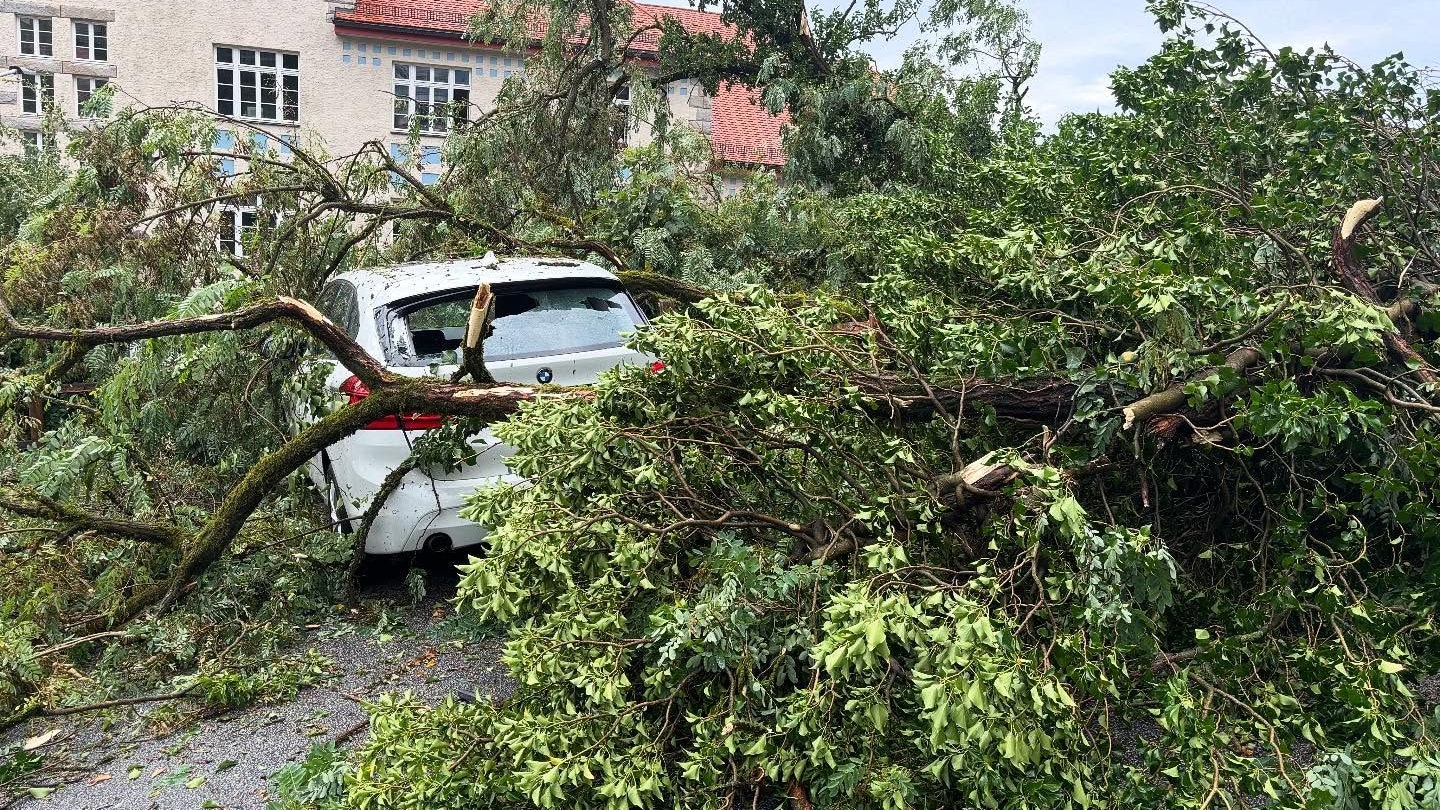 Heute.at - Wahnsinn! Tornado-Unwetter verwüstet Taufkirchen