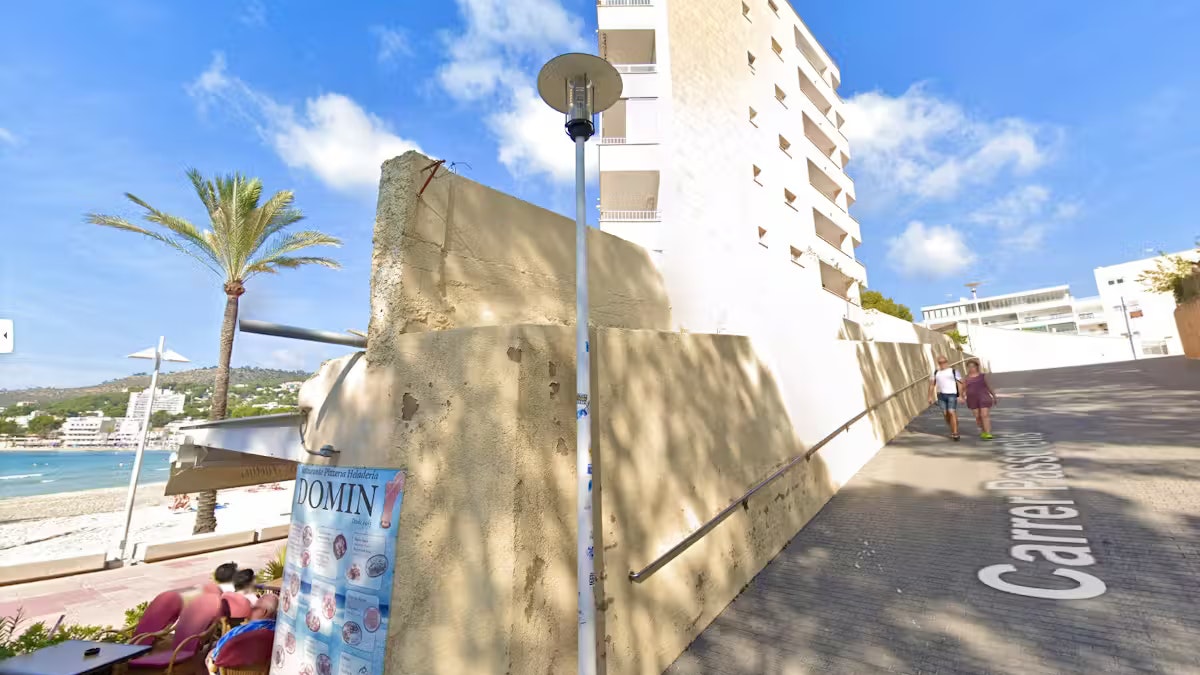 Geht man jedoch näher heran, etwa zu dem Schild, das den genauen Standort verrät, sieht man: Das Haus hat nicht nur Balkone, sondern auch Zimmer.