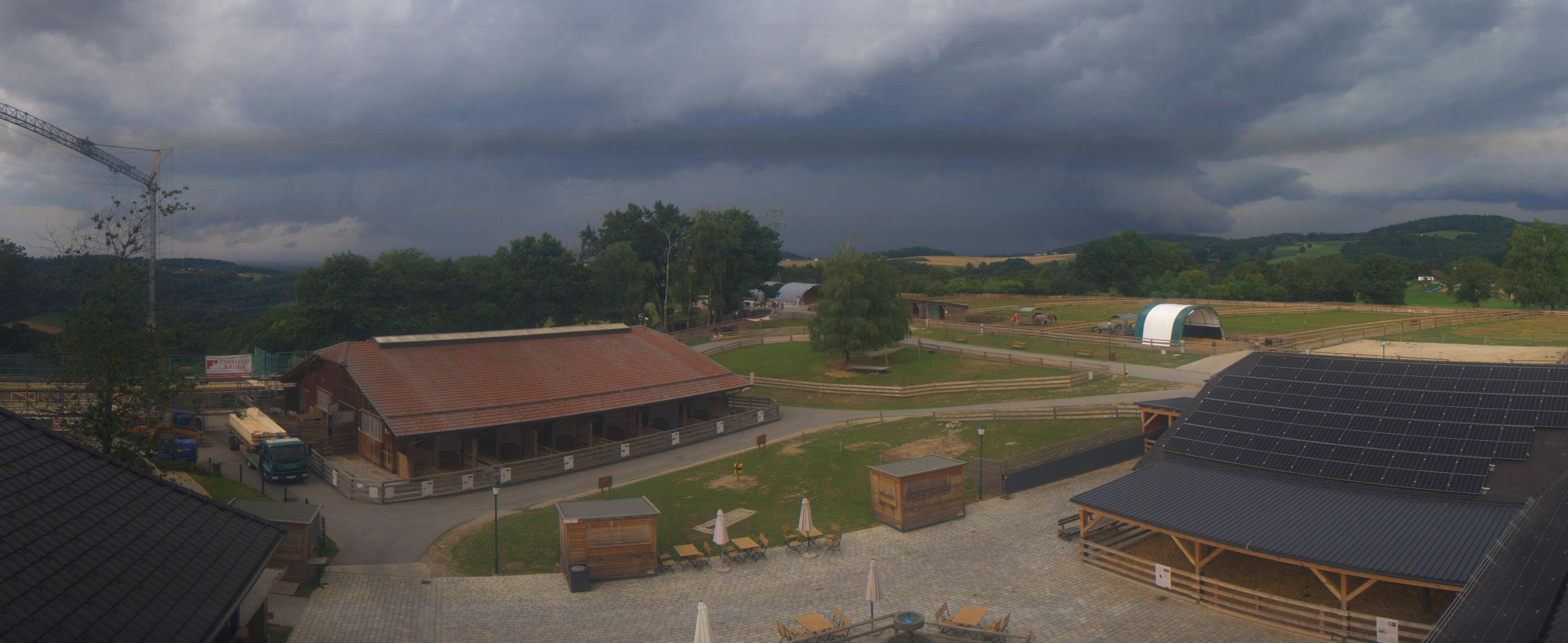 Von Bayern kommend rollen Gewitter über Österreich hinweg.
