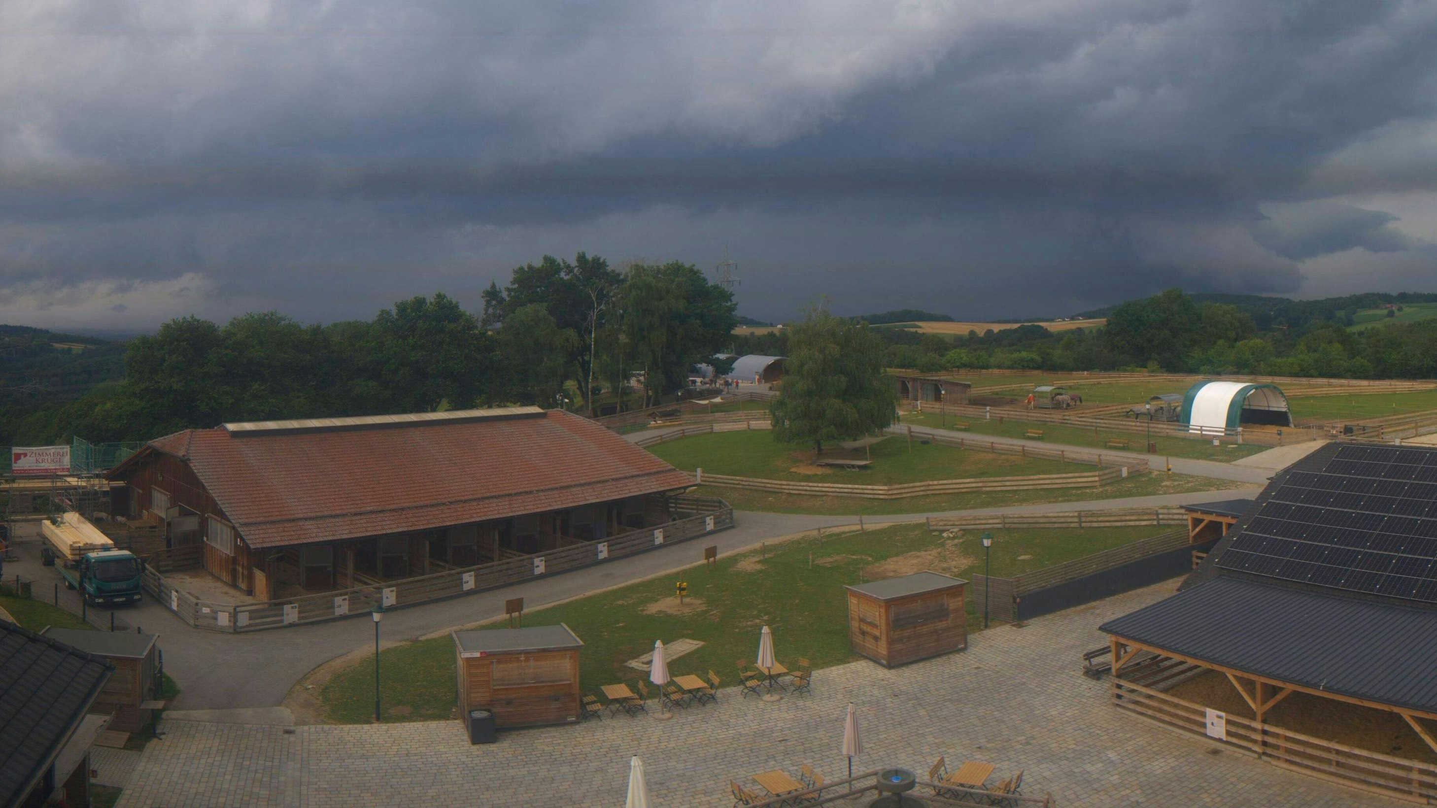 Von Bayern kommend rollen Gewitter über Österreich hinweg