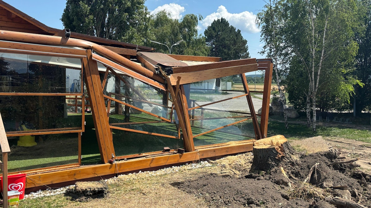 Das "Bootshaus" in Wiener Neustadt wurde durch einen herabstürzenden Baum schwer beschädigt.