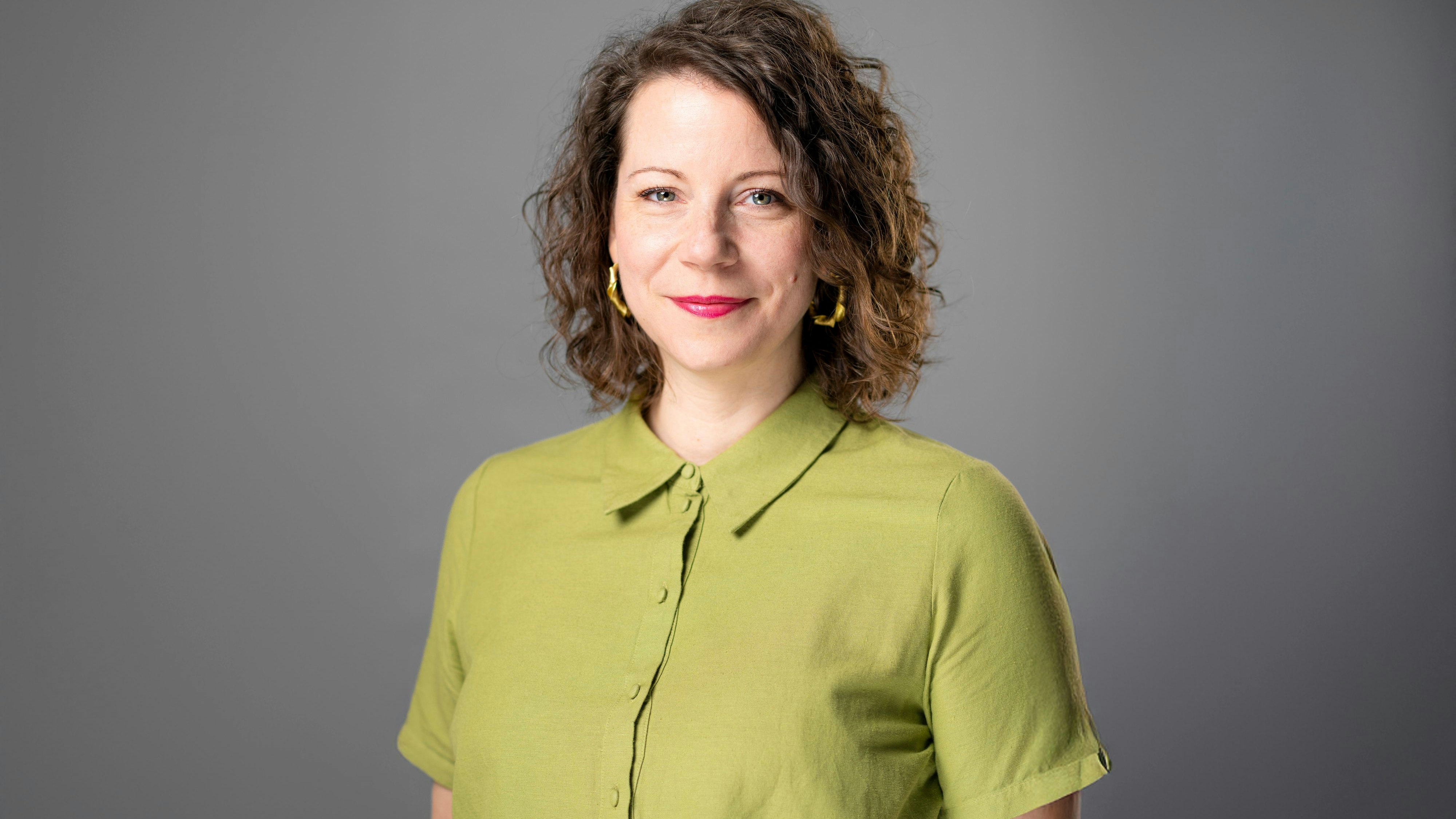 Tina Wirnsberger von den Wiener Grünen unterstützt Anrainerin Anne Eck.