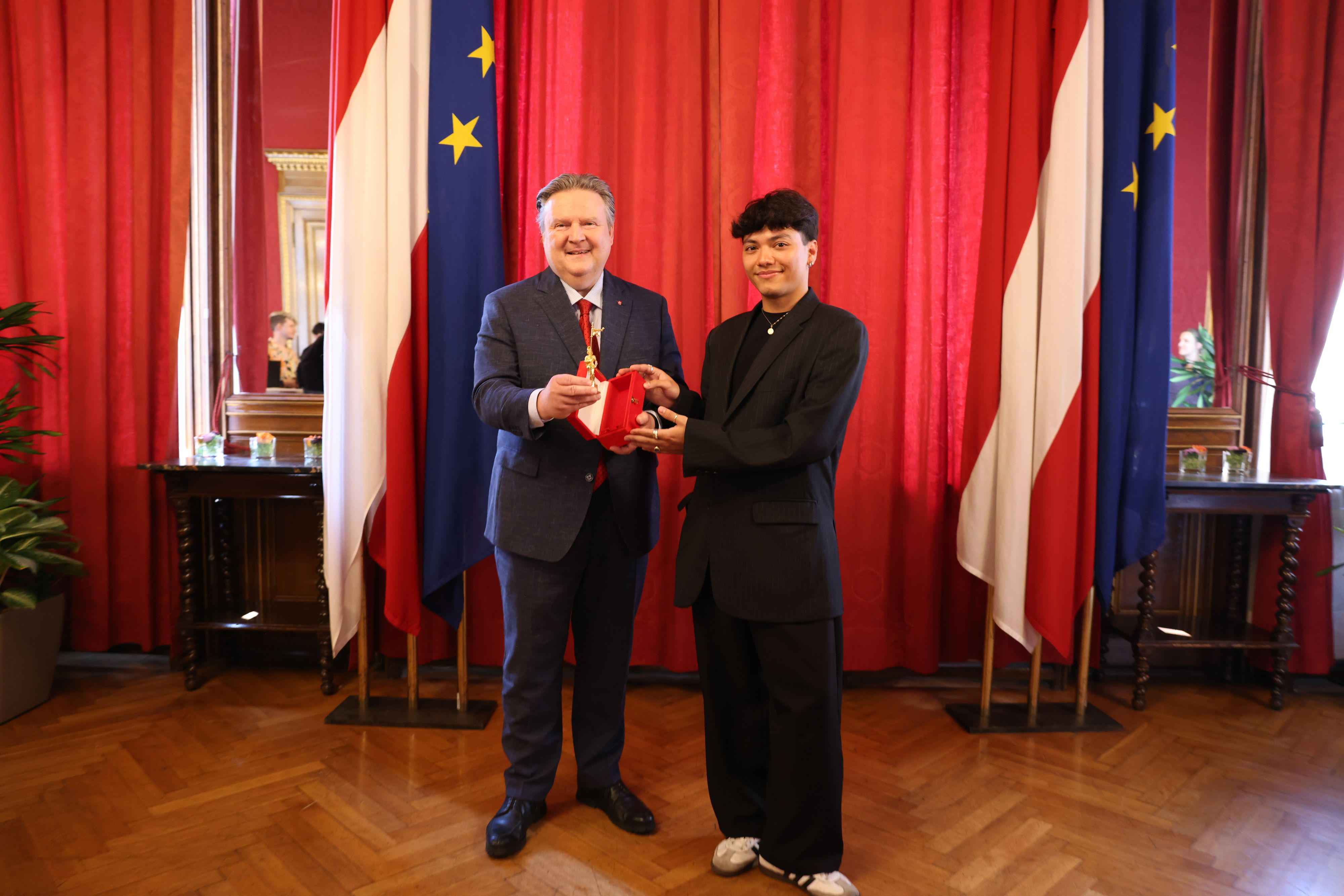 ESC-Gewinner JJ bekam den Goldenen Rathausmann von Bürgermeister Michael Ludwig überreicht.