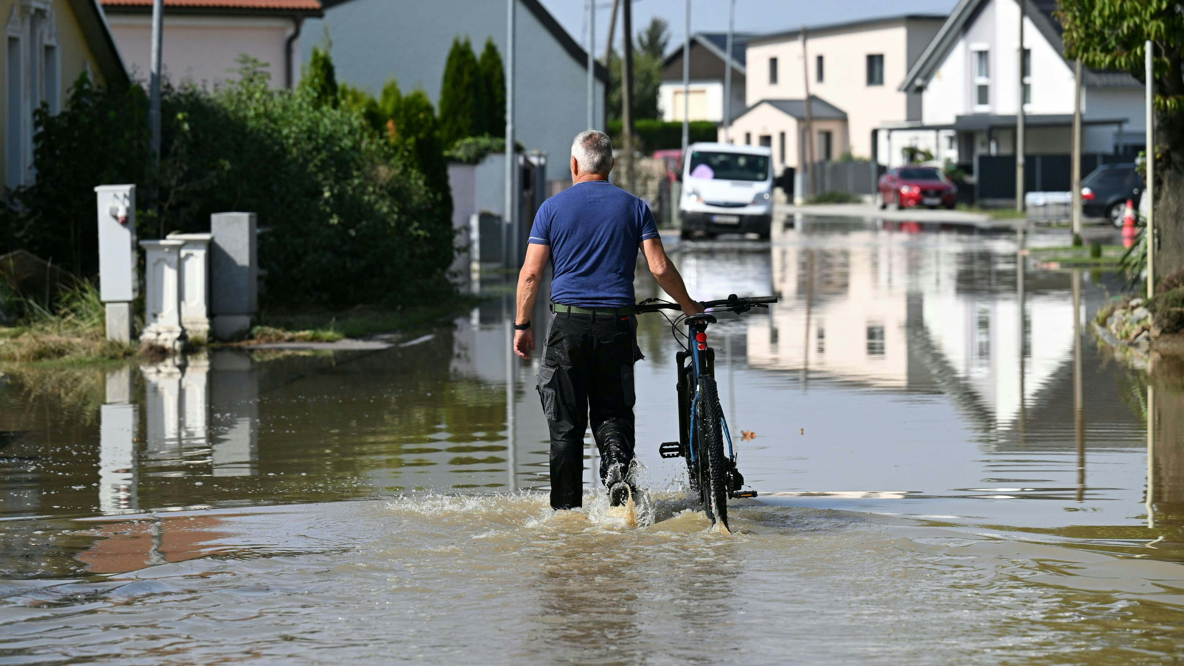 Anhaltende Niederschläge oder platzt eine Regenbombe? Wie schnell das Wasser vom Himmel kommt, bestimmt, ob ein neue Hochwässer drohen.