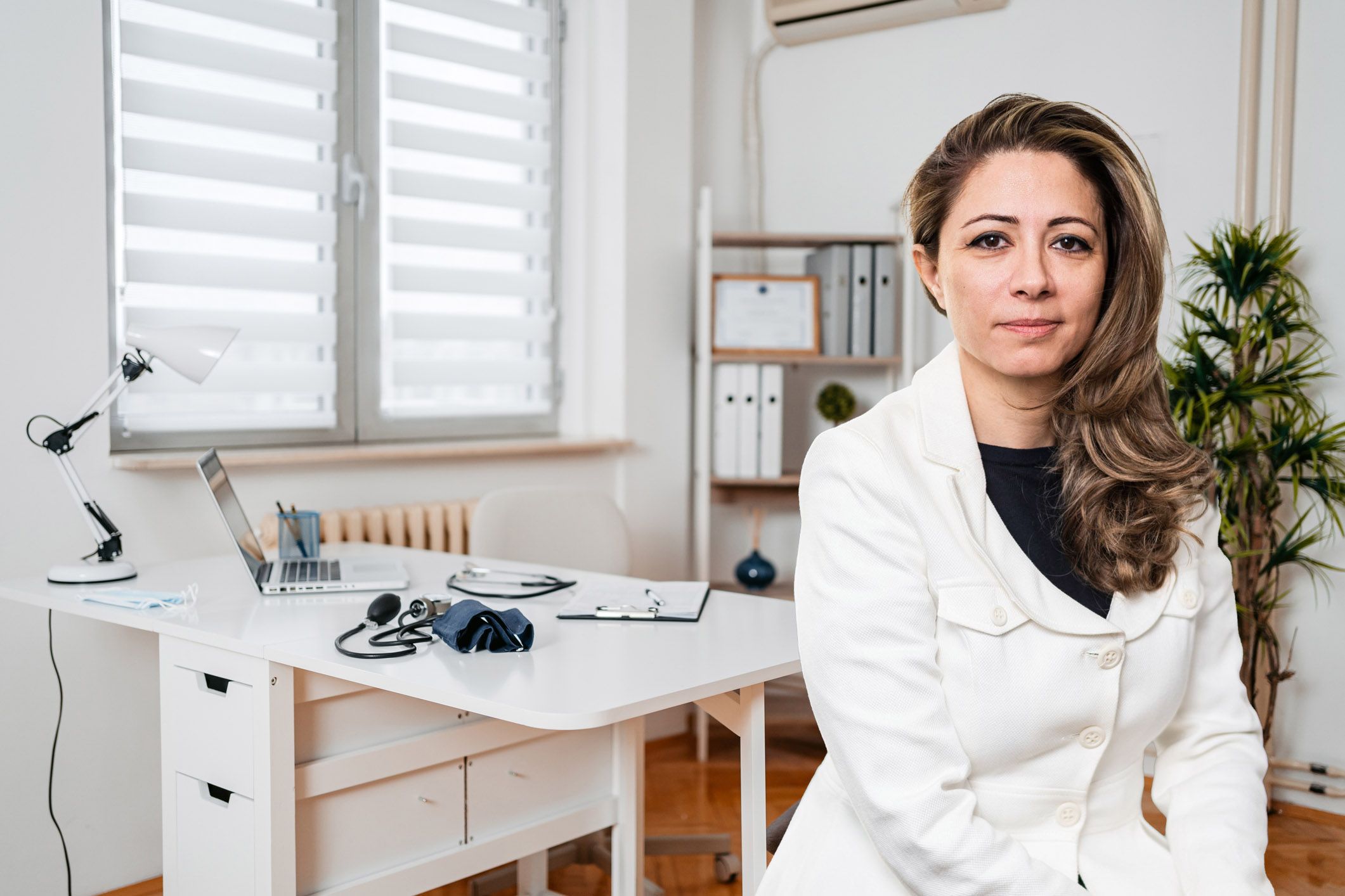 Ärztekammer-Vize Naghme Kamaleyan-Schmied warnt vor langen Wartezeiten bei Kassenärzten.