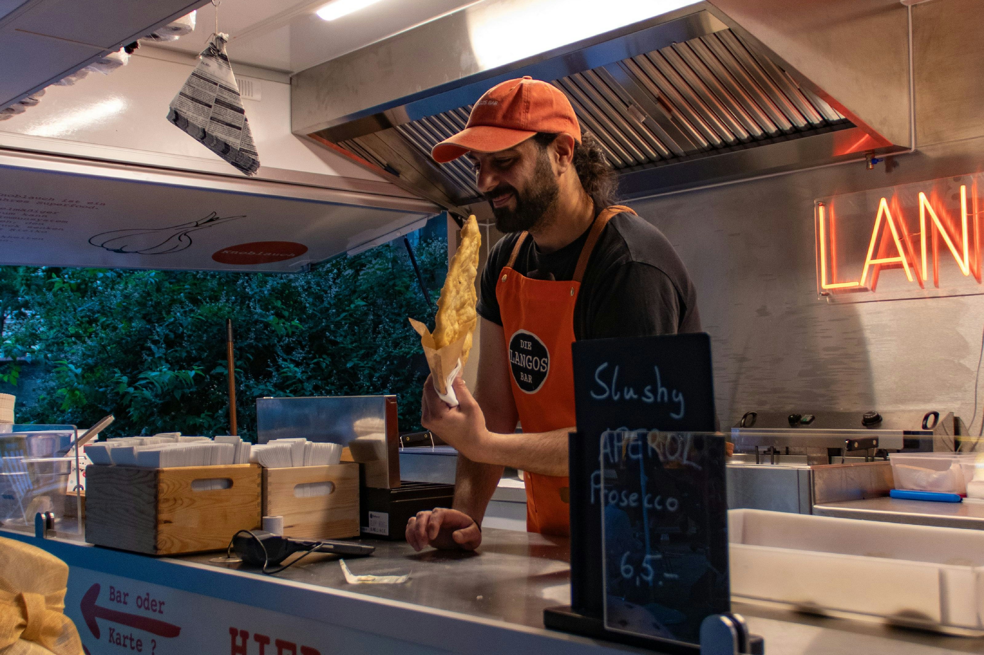 Langos in allen denkbaren Varianten gehört zum Streetfood-Angebot&nbsp; im "FREILUFT"-Sommer
