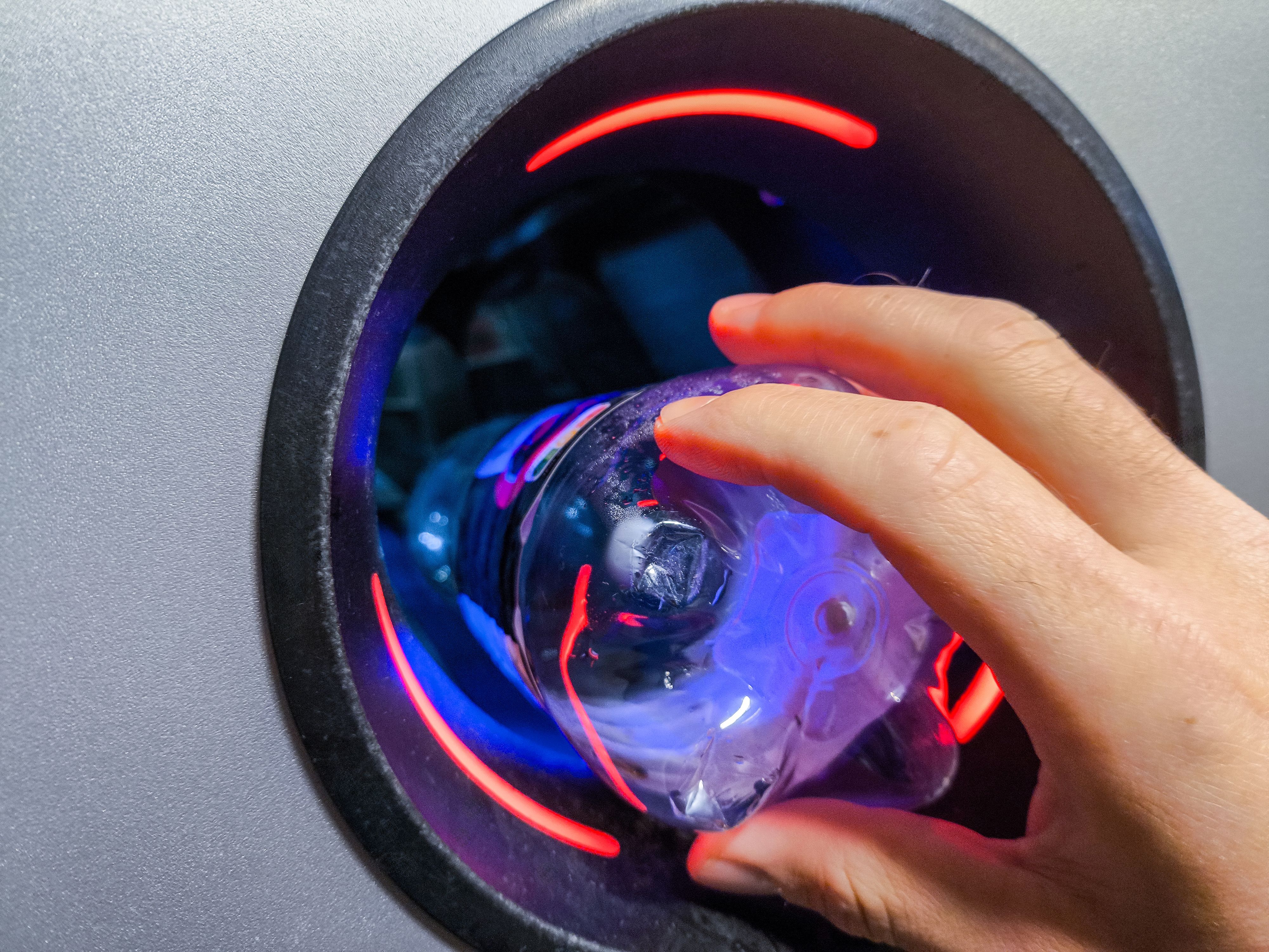 Mit dem vor einem halben Jahr eingeführten Pfand haben nicht alle Freude.