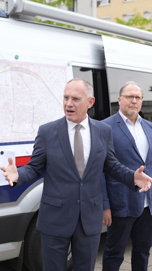 Jugendkriminalität in Wien: Innenminister Karner fordert schärfere Maßnahmen gegen Messer und Waffen. Schwerpunktaktion zeigt Handlungsbedarf.