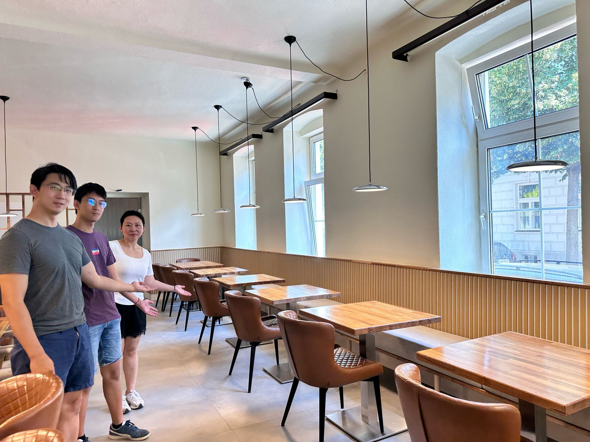 Vater Xinxin und Sohn Alex Wu, sowie Ehefrau Song lade alle neuen Gäste am Sonntag in ihr Restaurant ein.