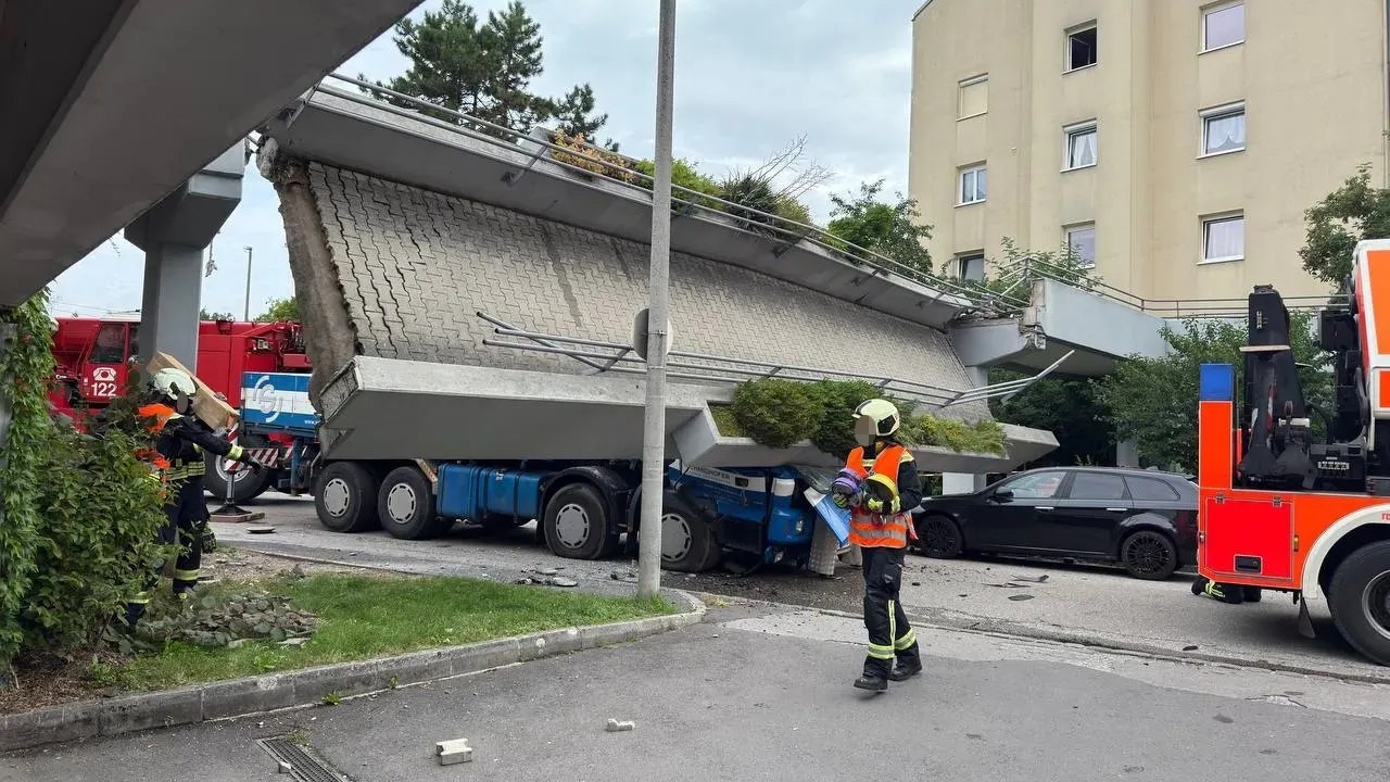 Heute.at - Lkw kracht gegen Brücke, diese stürzt komplett ein