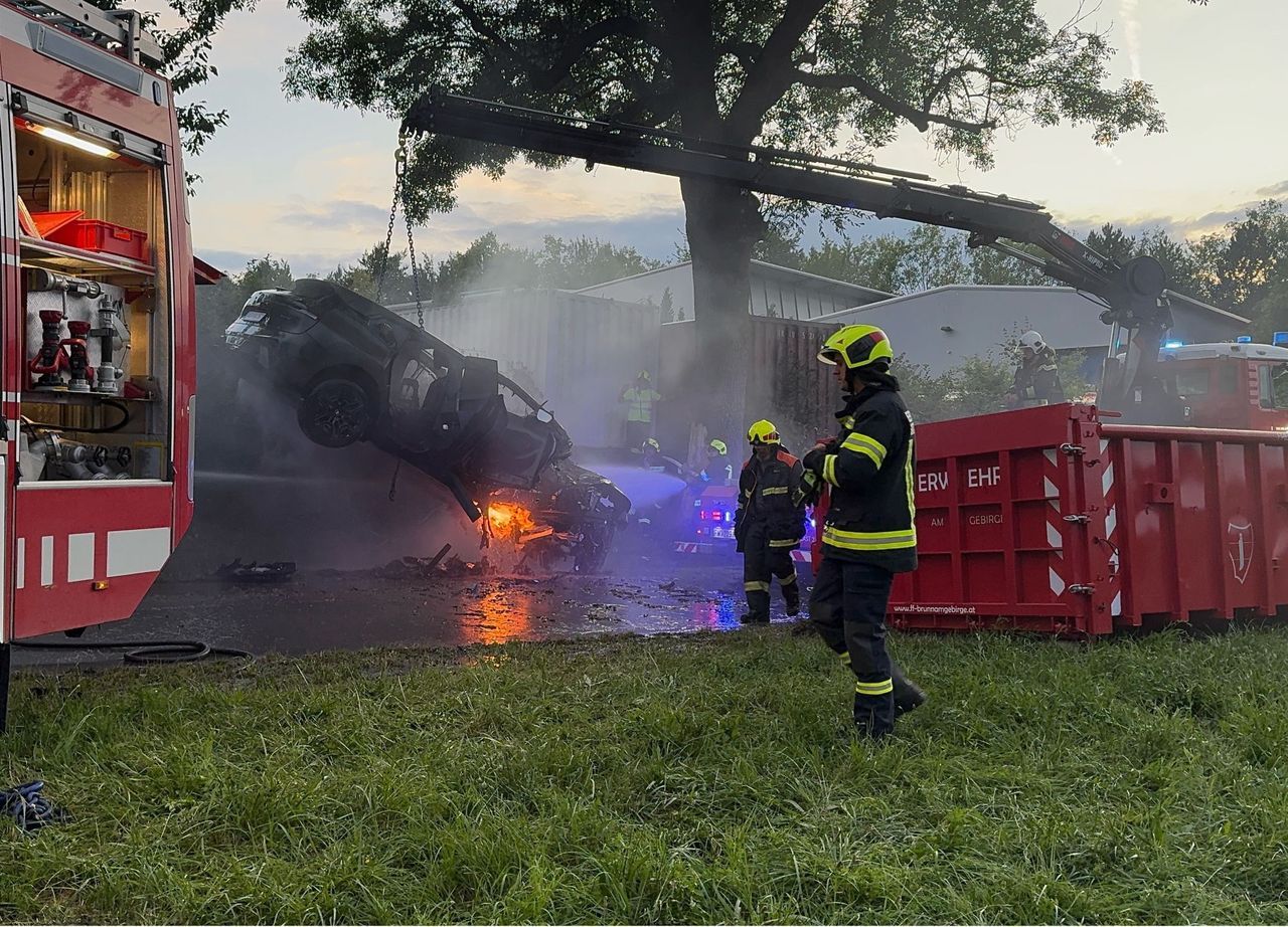 In Niederösterreich ging am Dienstag ein E-Auto nach einem Crash in Flammen auf. 