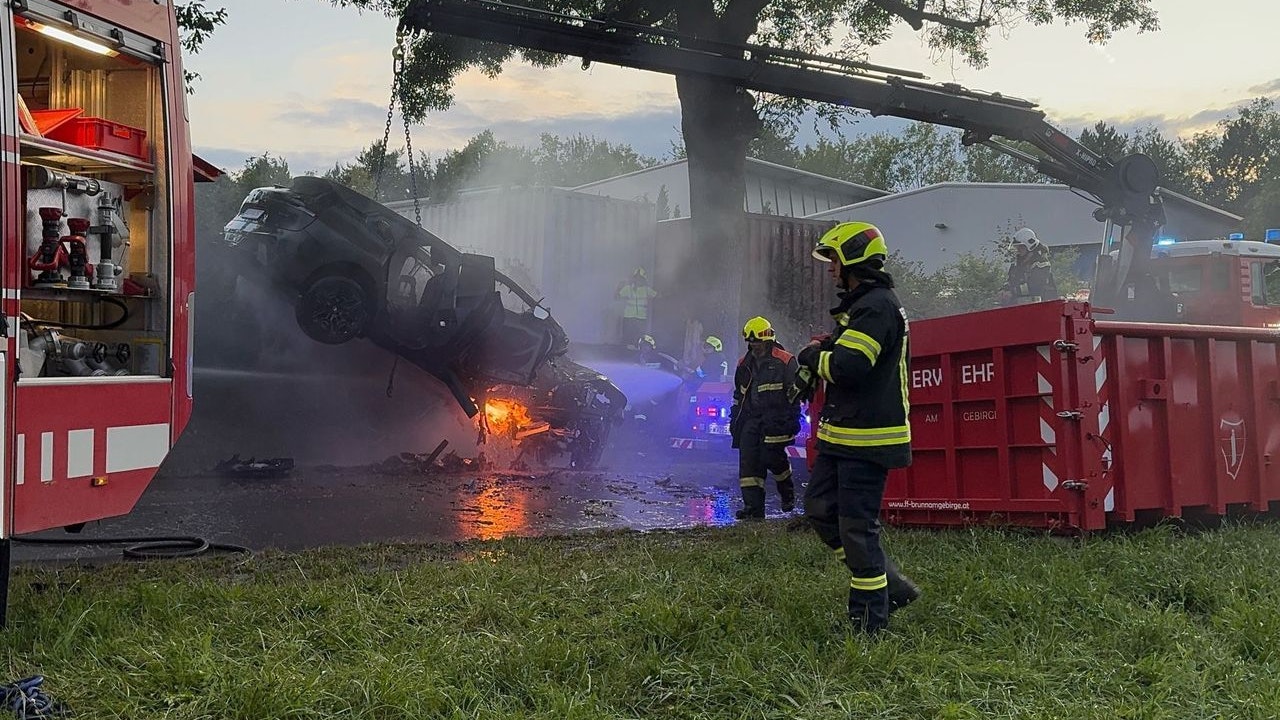 In Niederösterreich ging am Dienstag ein E-Auto nach einem Crash in Flammen auf. 
