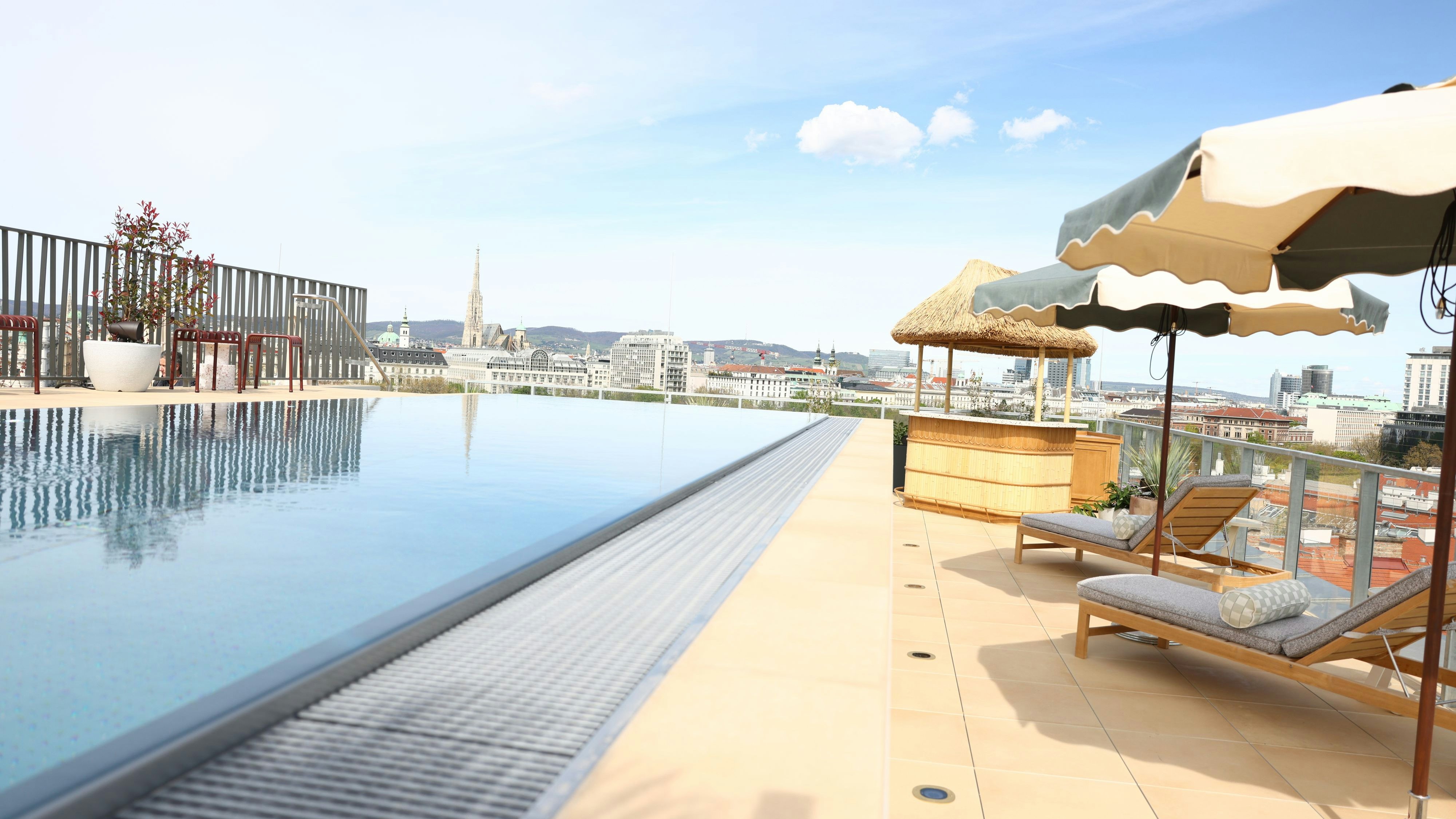Rooftop-Bar mit Pool am Dach des Hoxton Vienna in Wien-Landstraße. 