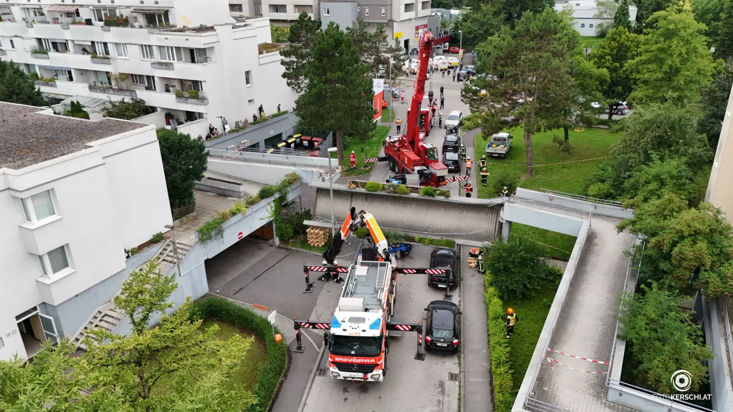 Bilder wie aus einem Katastrophenfilm: Unzählige Einsatzkräfte eilten zur eingestürzten Brücke.