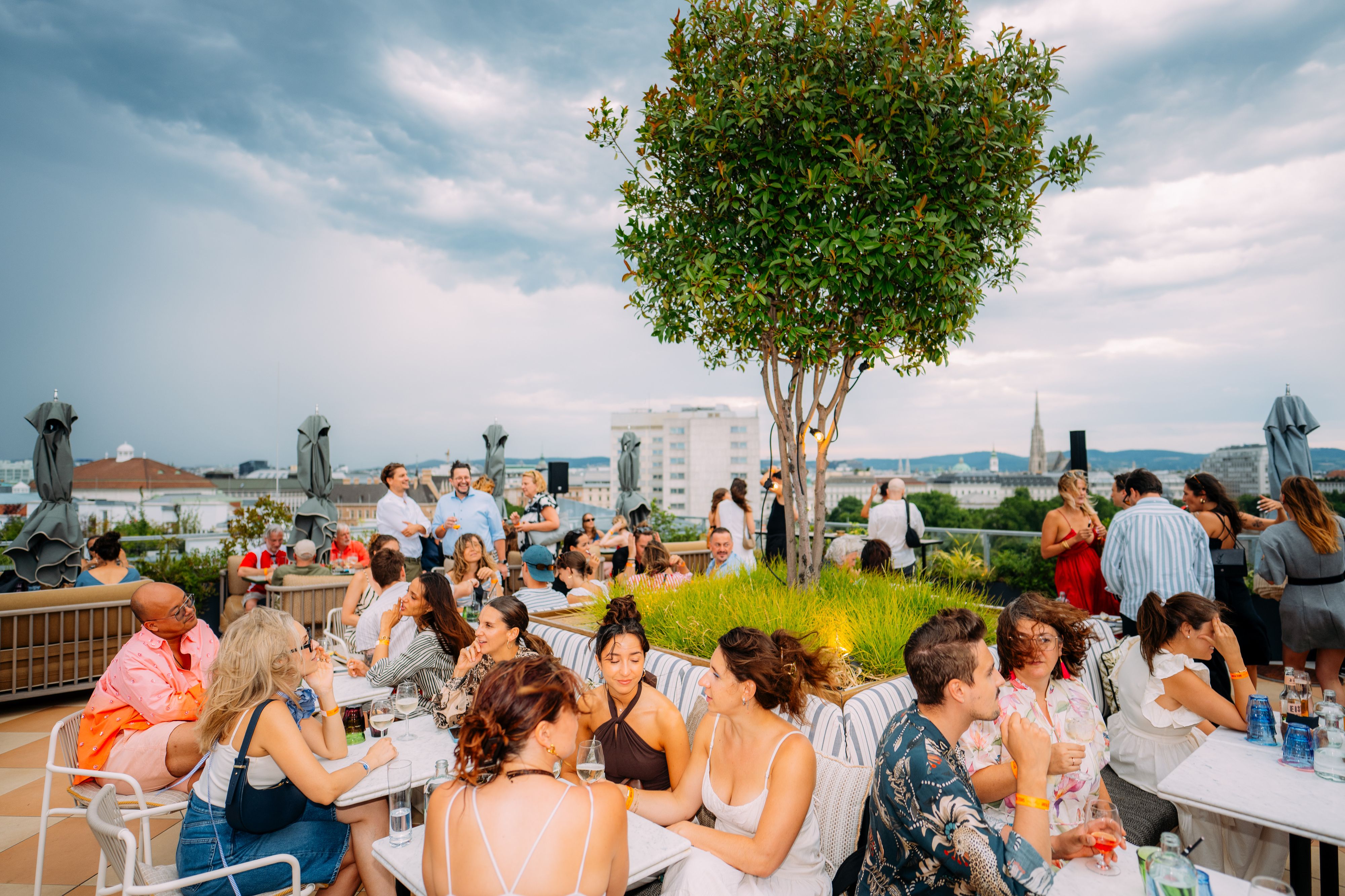 Partystimmung auf der Rooftop-Bar 