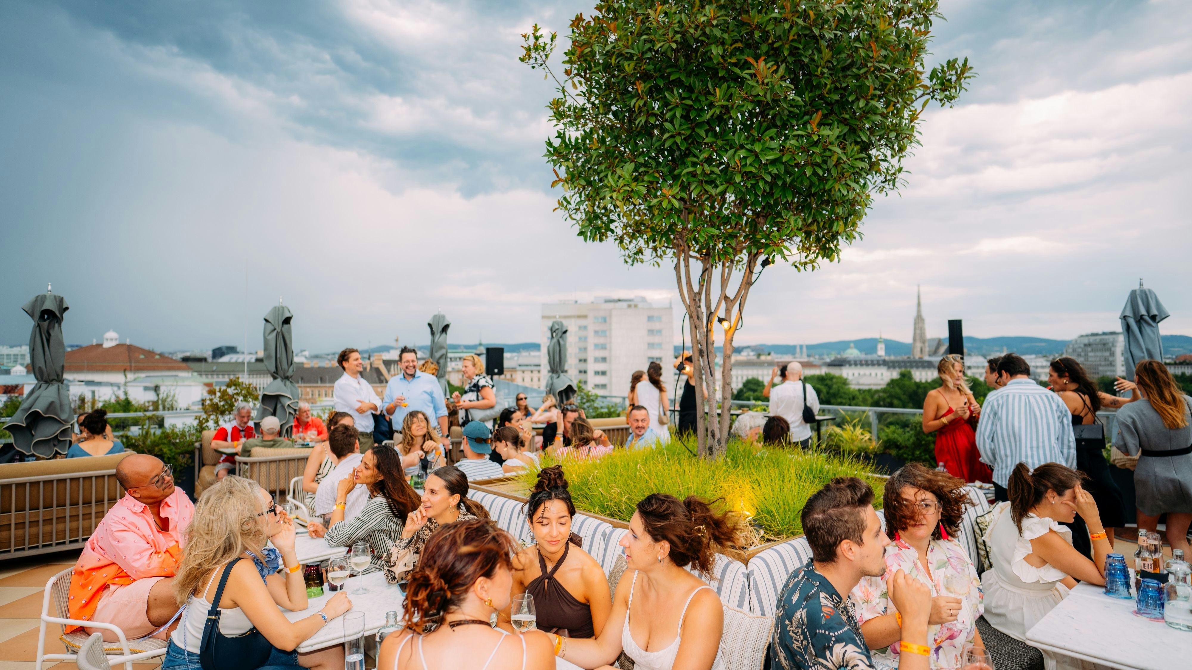 Heute.at - Austern, DJ, Pool: Rooftop-Bar im Hoxton wird Partyzone