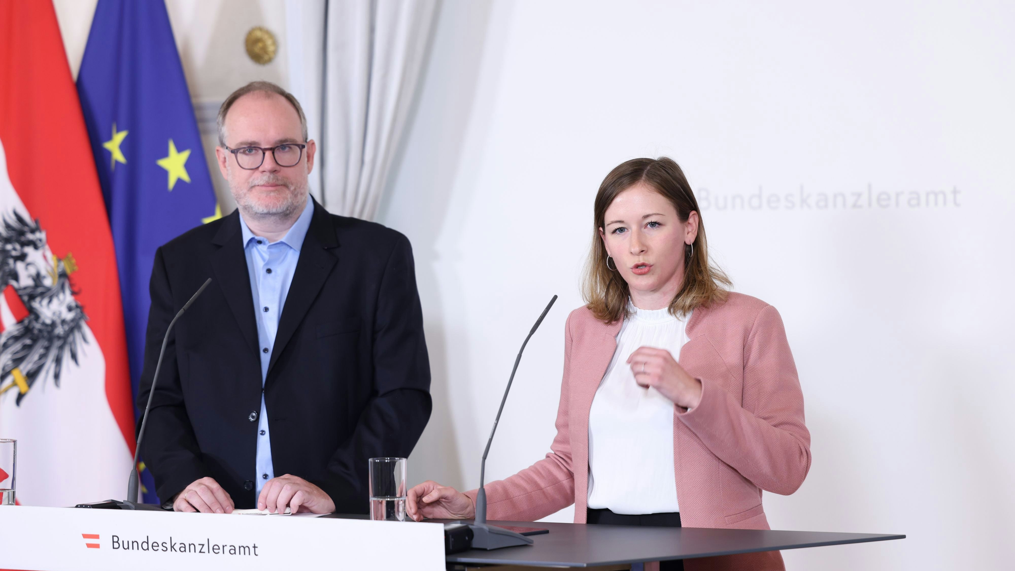 Stephan Marik-Lebeck von der Statistik Austria und Integrationsministerin Claudia Plakolm bei der Präsentation der Statistik am Mittwoch (16. Juli 2025).