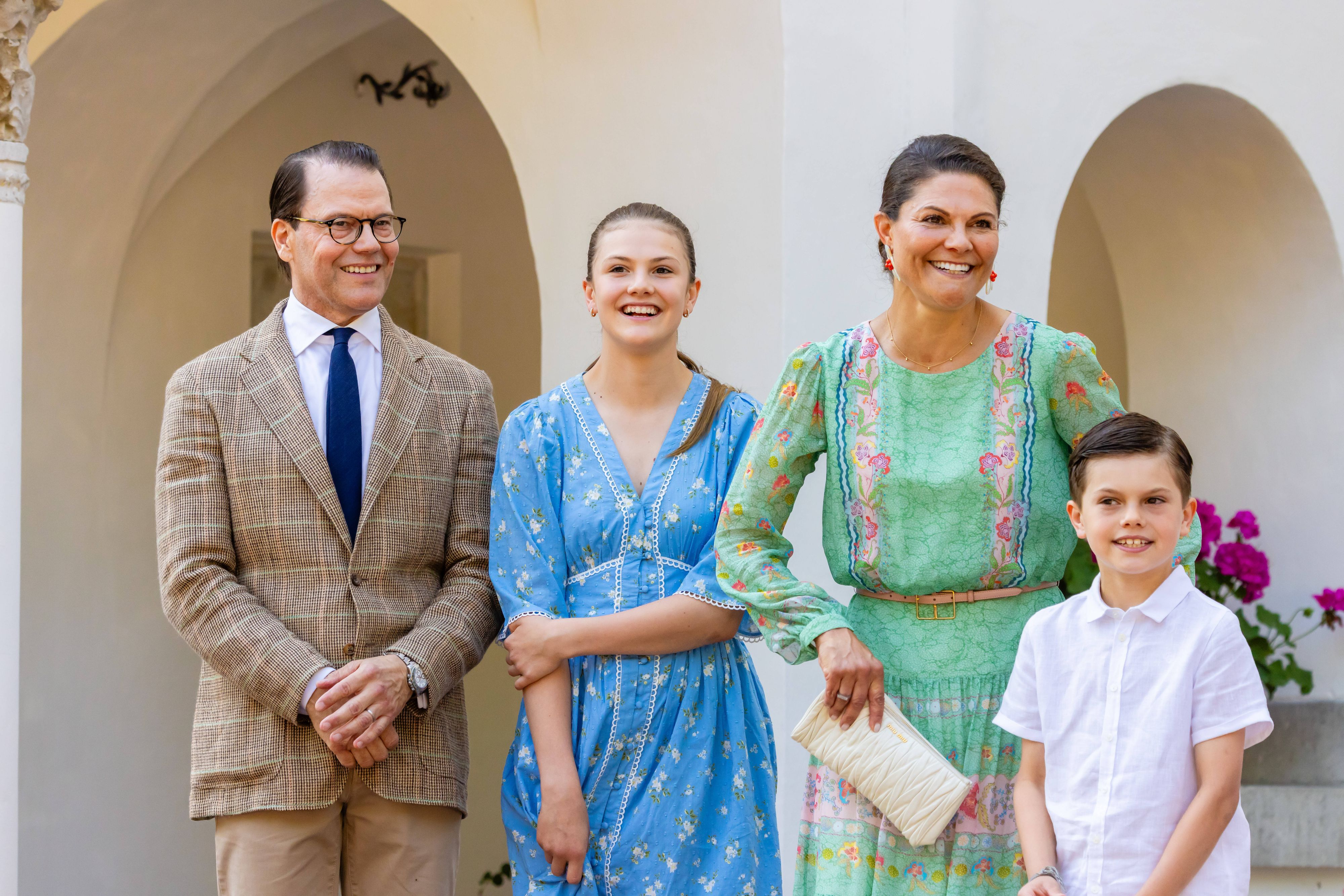 Kronprinzessin Victoria, Prinz Daniel, Prinzessin Estelle und Prinz Oscar am Victoriatag anlässlich des 48. Geburtstags der schwedischen Kronprinzessin (14. Juli) auf Schloss Solliden.