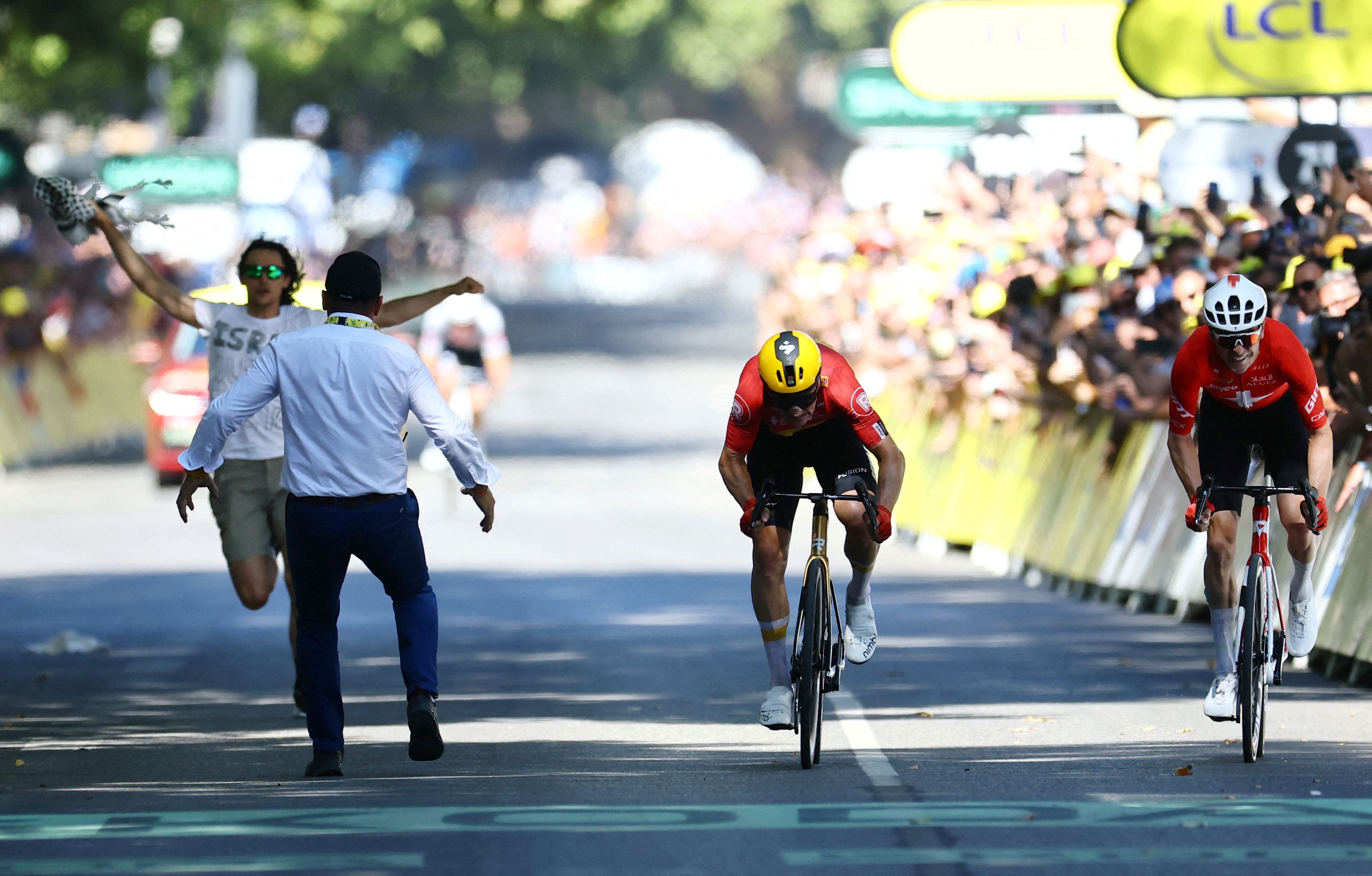 Ein Aktivist lief beim Zielsprint der elften Tour-de-France-Etappe auf die Zielgerade. 
