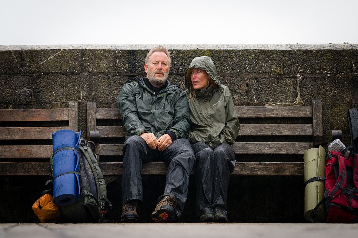 "Immerhin, es könnte auch schneien" – Moth (Jason Isaaac) und Raynor (Gillian Anderson) auf Selbstfindungstrip in "Der Salzpfad"