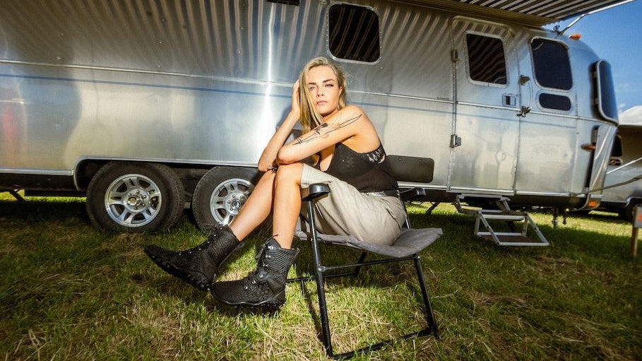 Heute.at - Tritt Cara Delevingne neuen Festival-Schuh-Trend los?