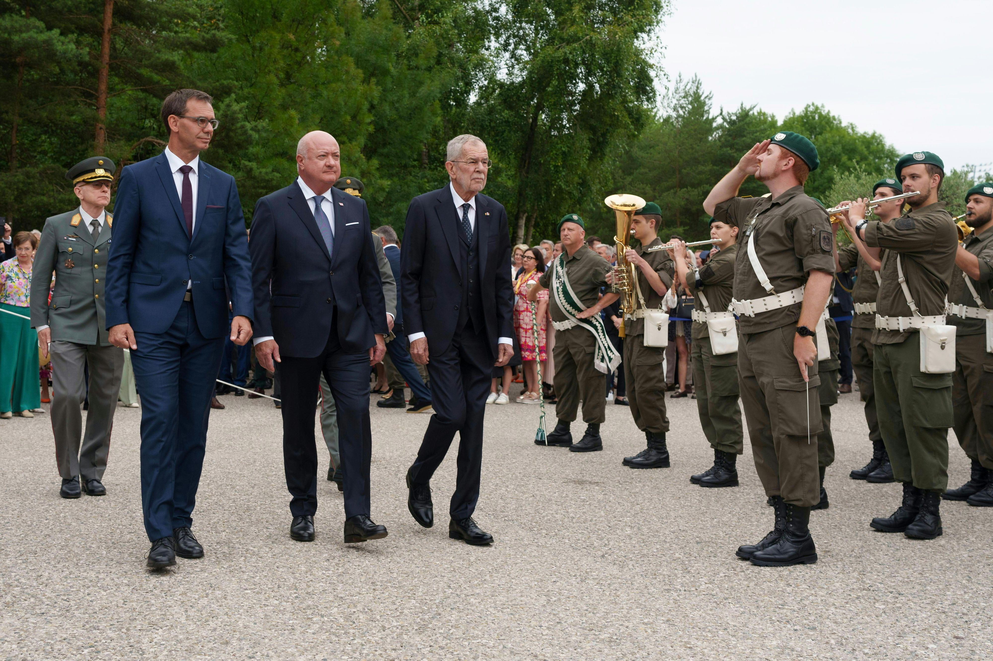 Bundespräsident Alexander Van der Bellen, Bundeskanzler Christian Stocker und Vorarlbergs Landeshauptmann Markus Wallner bei Eröffnung der Bregenzer Festspiele.