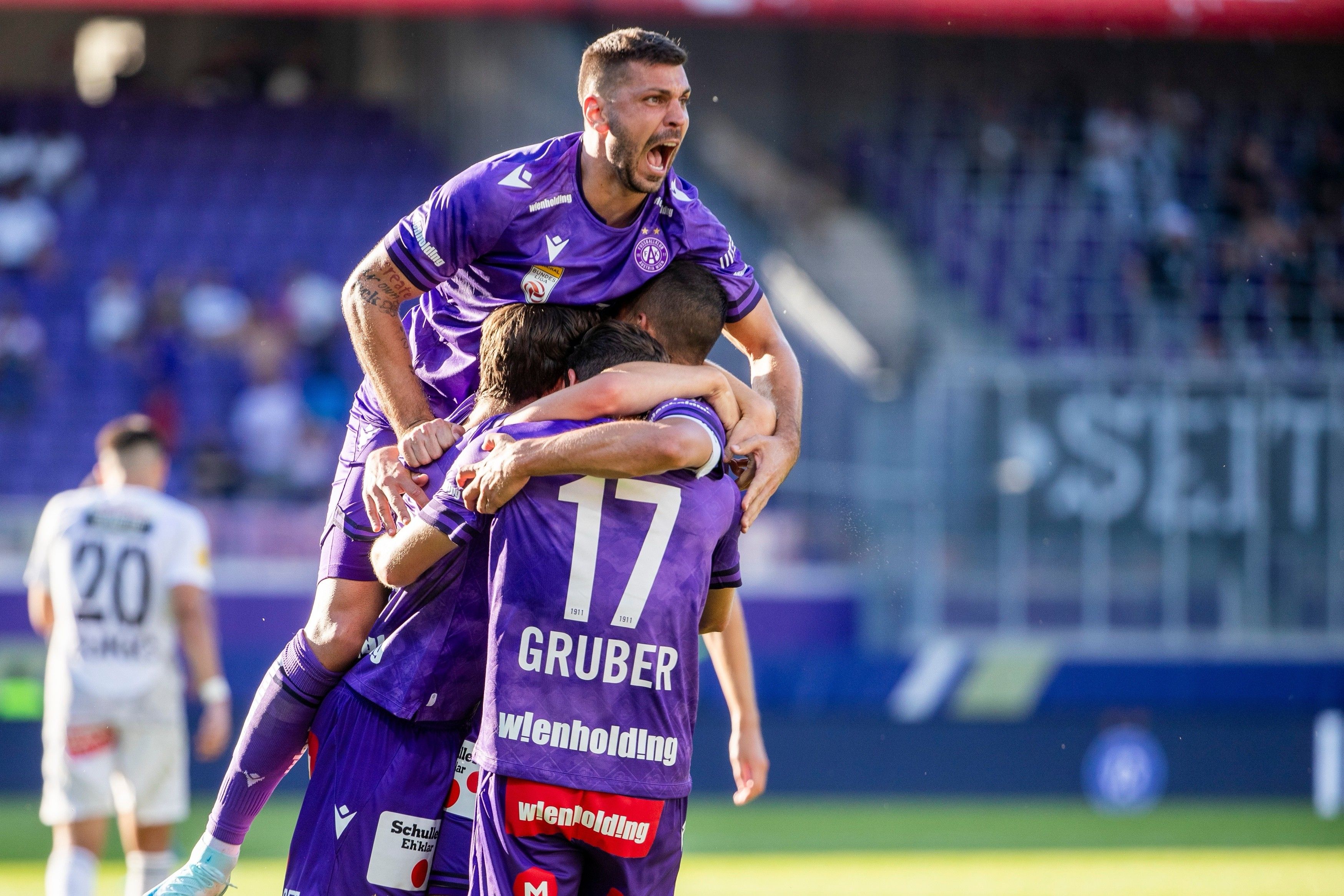 FK Austria Wien Spieler Aleksandar Dragovic beim Jubeln mit seinen Kollegen.