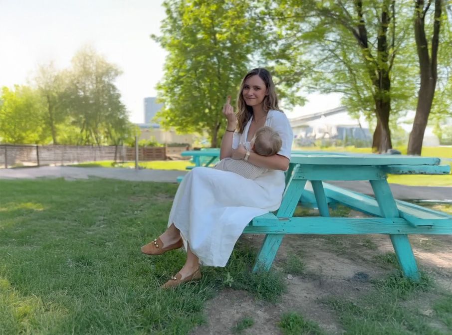 Moderatorin Julia Furdea trotzt dem Still-Hass mit einem MIttelfinger-Video.