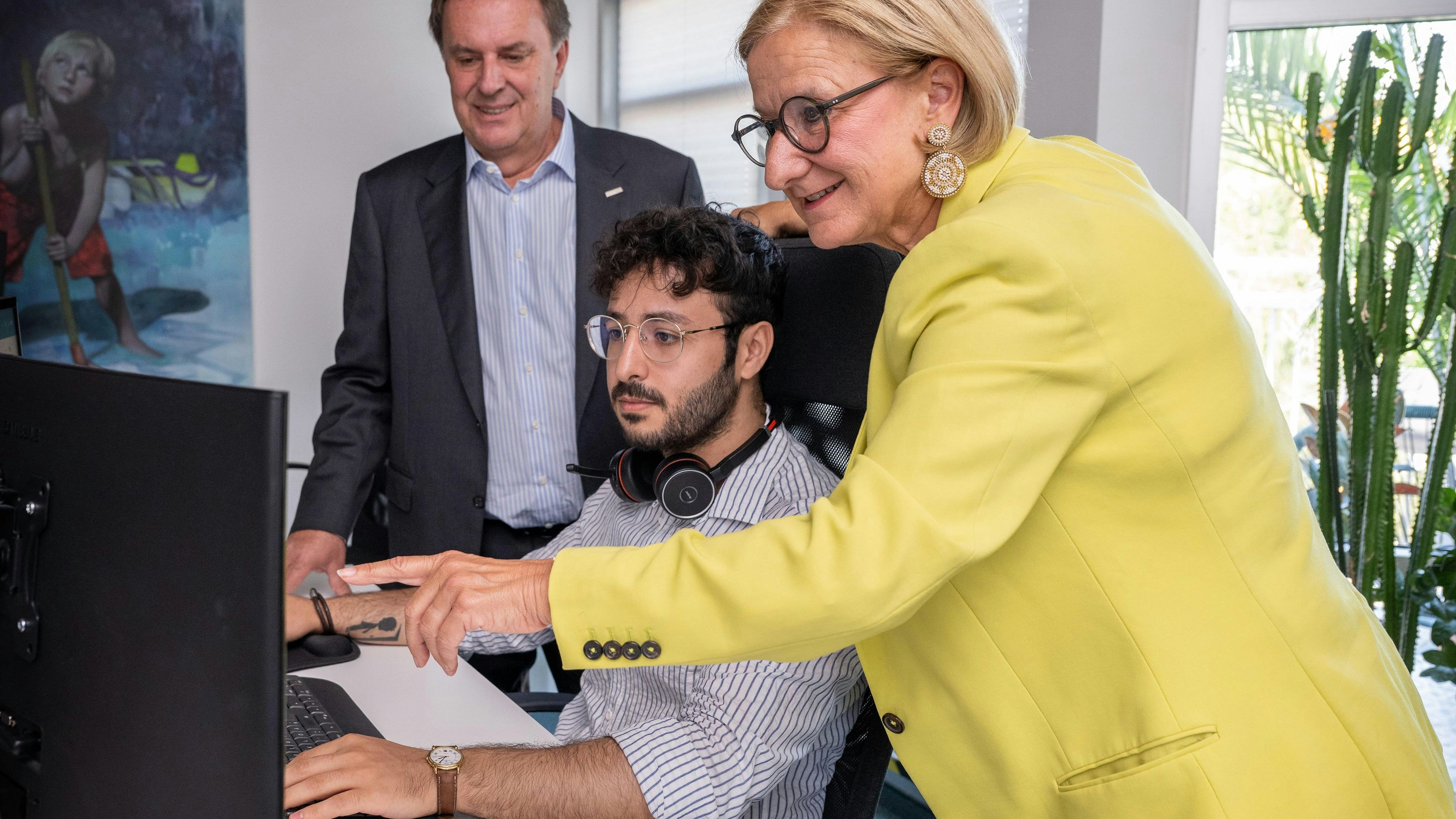 LH Johanna Mikl-Leitner und WKNÖ-Präsident Wolfgang Ecker sehen sich bei einem Betriebsbesuch die Benefit Büroservice GmbH an.
