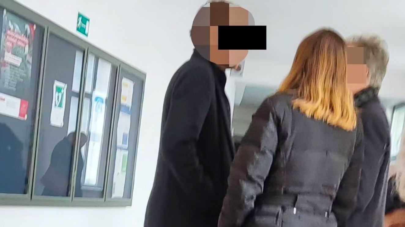 Der Angeklagte, ein ehemaliger Raiffeisen-Bankberater (li.) am Landesgericht Krems.