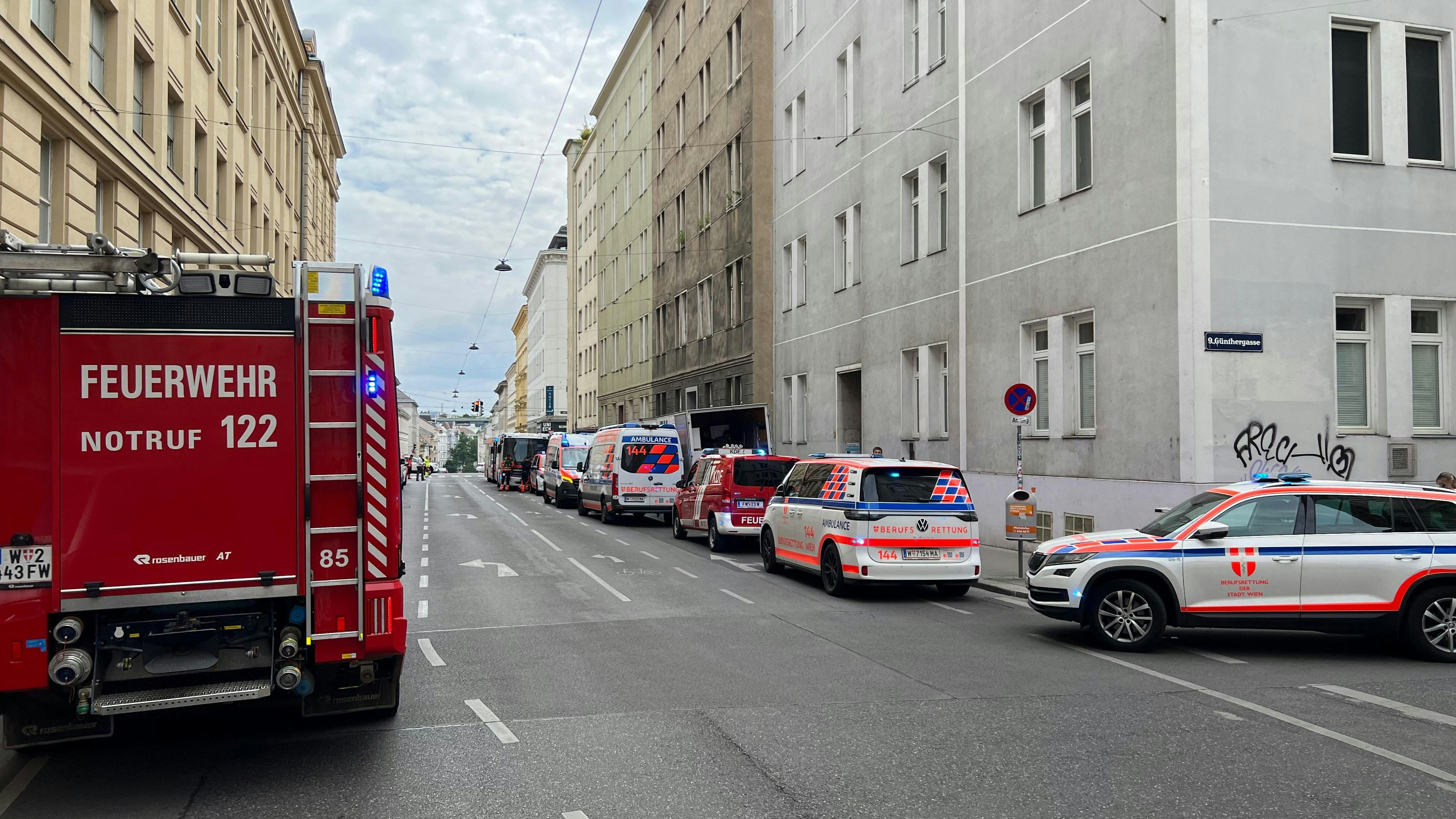Heute.at - Chemie-Alarm Wien! Großeinsatz bei Uni-Gebäude