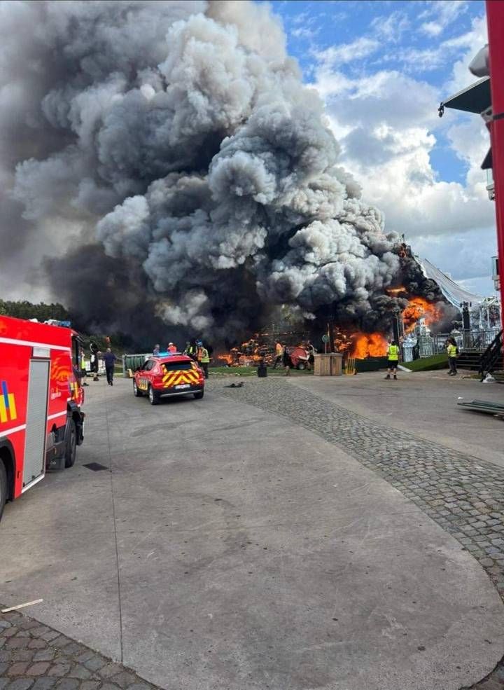 Zwei Tage vor dem Start des Tomorrowland-Festivals ist auf dem Gelände in Boom, Belgien, ein Feuer ausgebrochen. Die Hauptbühne ist komplett niedergebrannt. (16. Juli 2025)