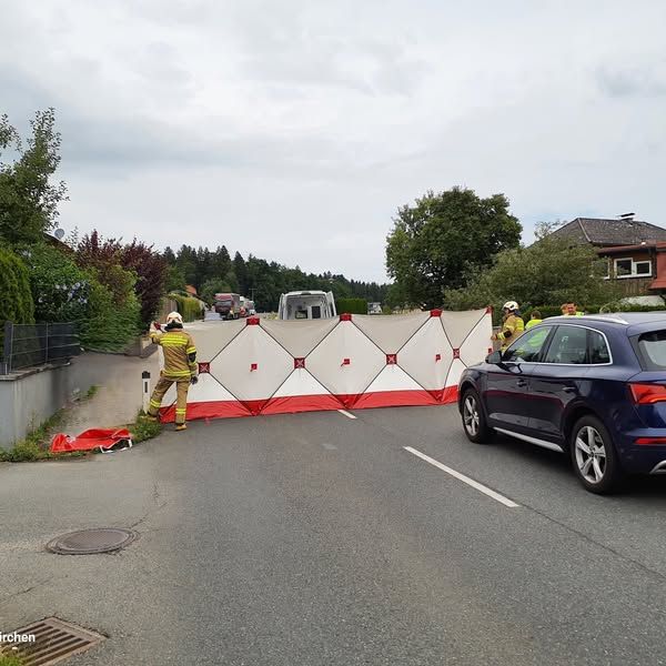Die Straße wurde für die Dauer des Einsatzes gesperrt.