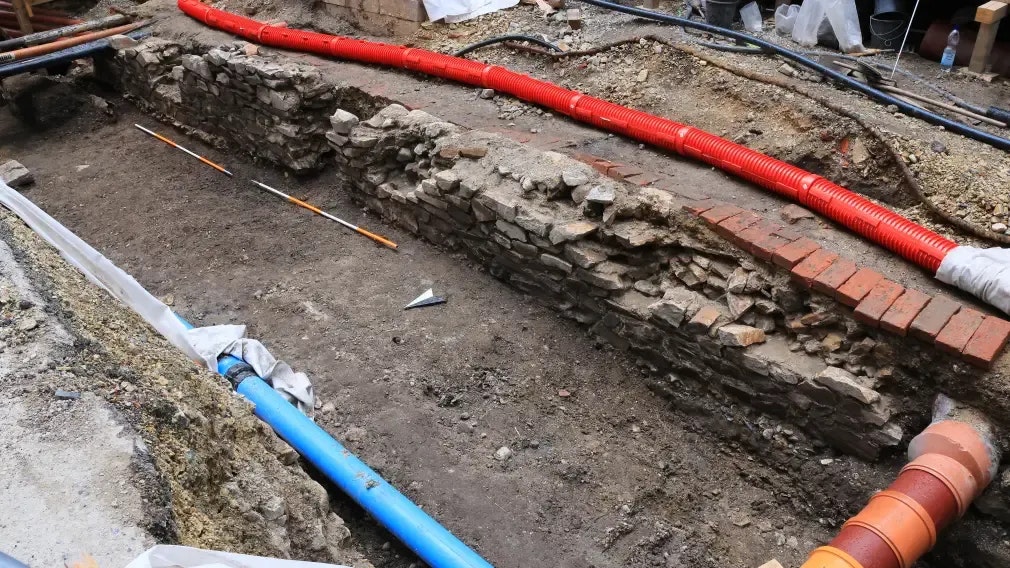 Heute.at - Arbeiter graben in Erde – dann finden sie das