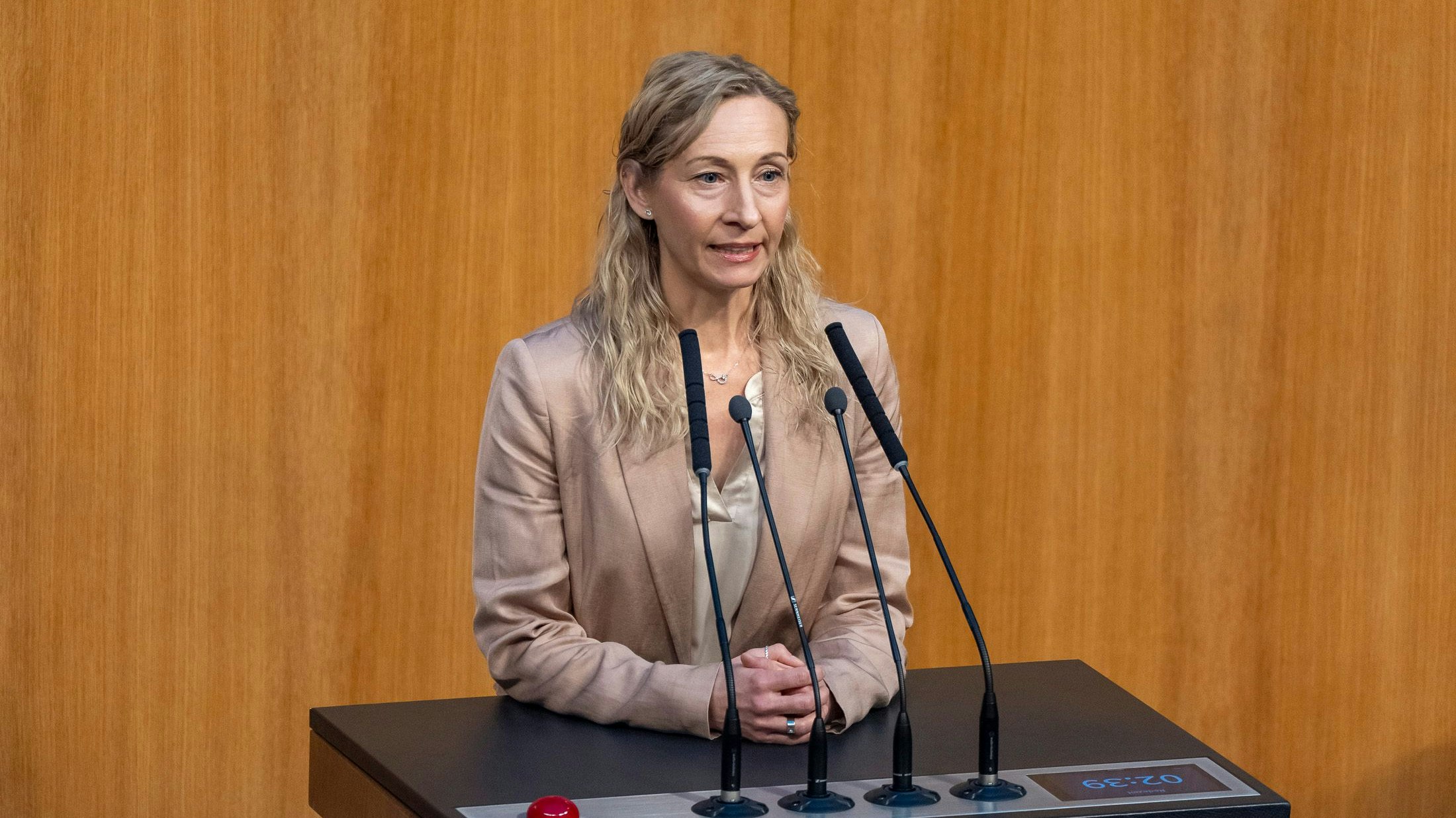 Sicherheitssprecherin Agnes Sirkka-Prammer (Grüne) will von Innenminister Karner und Justizministerin Sporrer unter anderem wissen, wie der Täter eine Schusswaffe, trotz Waffenverbot besitzen konnte.