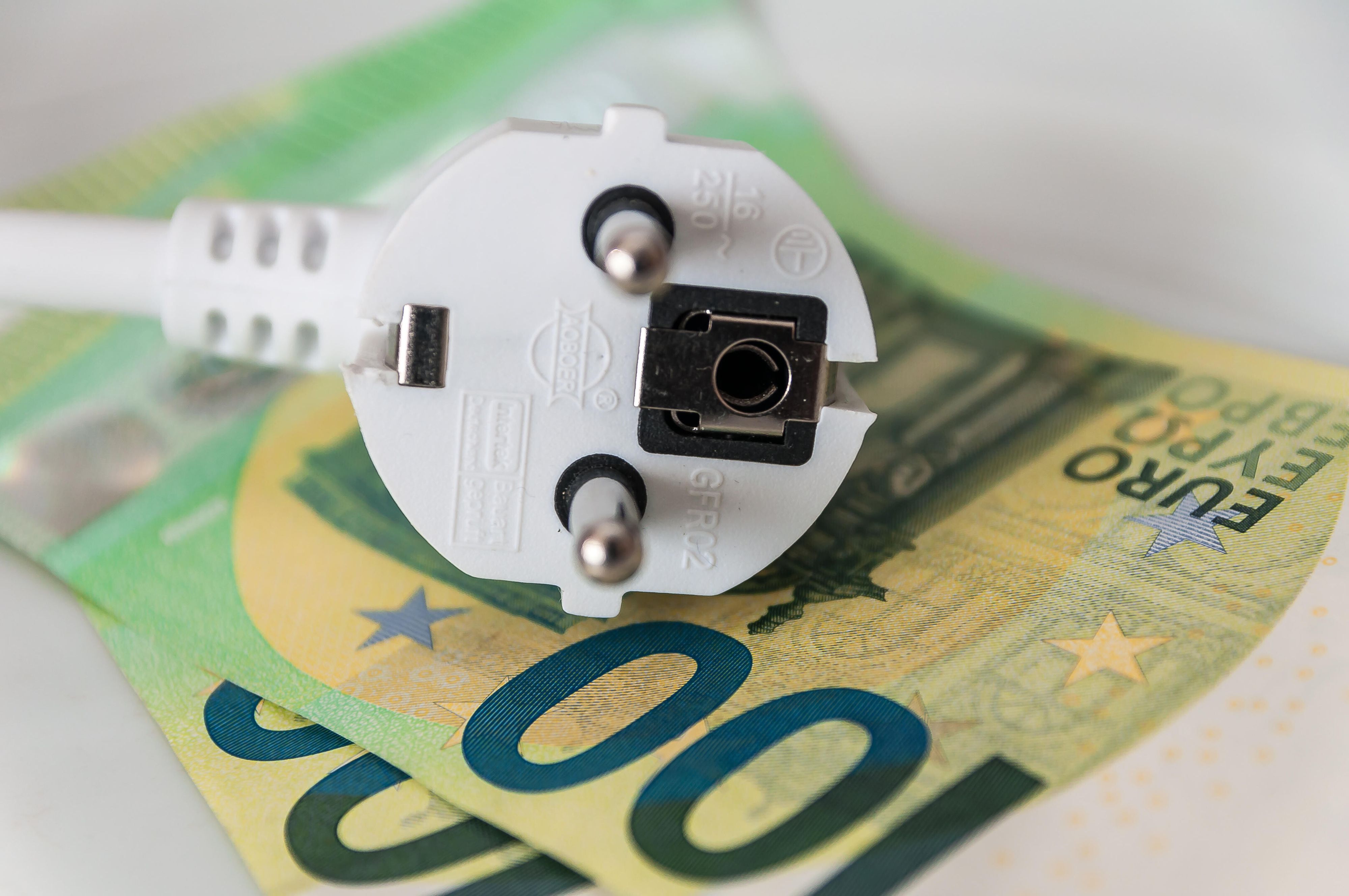 Heute.at - Strom wird billiger – neues Gesetz kommt nun fix