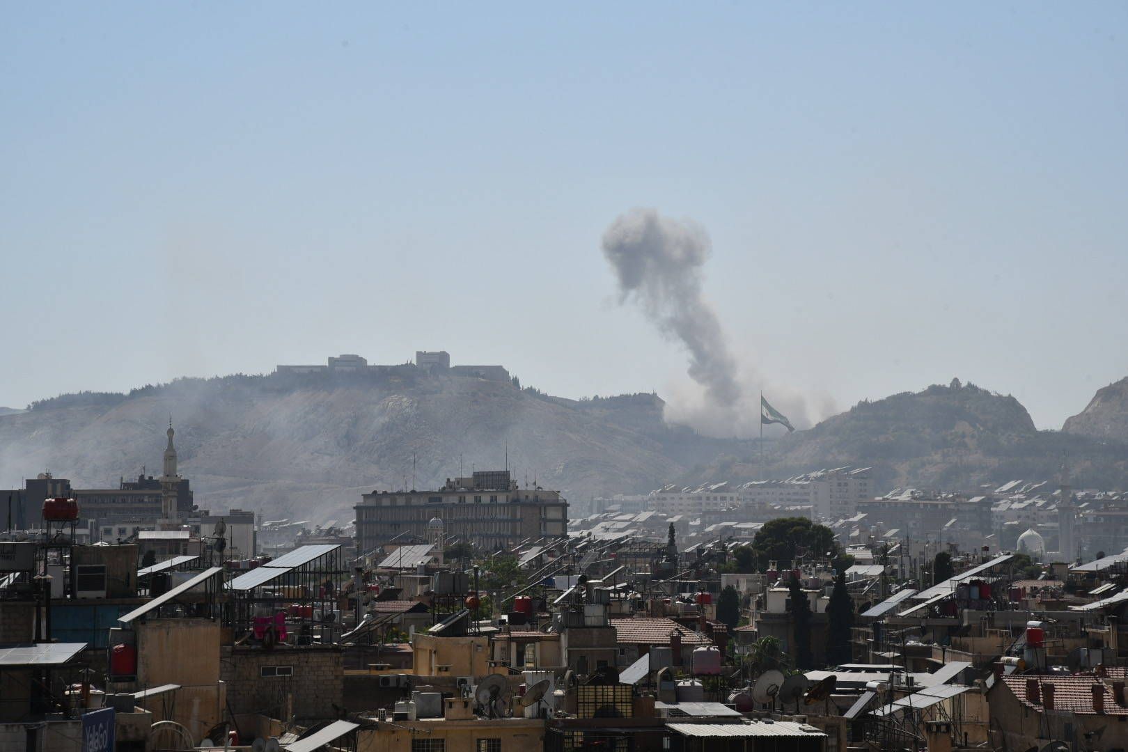 Nach tagelanger Gewalt ziehen sich syrischen Regierungstruppen aus Suwaida zurück, 360 Tote wurden gemeldet.