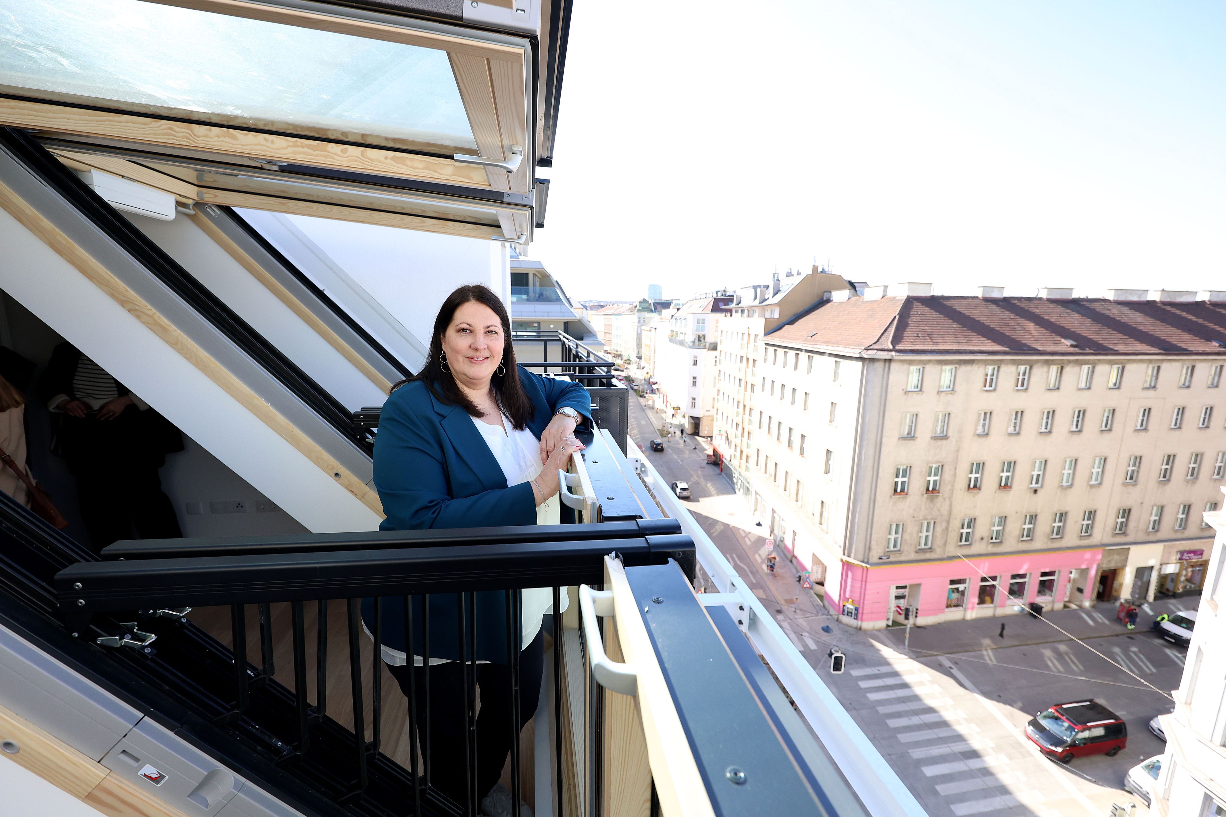 Benennung des Friederike-Mayröcker-Hof mit Wohnbaustadträtin Kathrin Gaál und BV*in Silvia Jankovic.