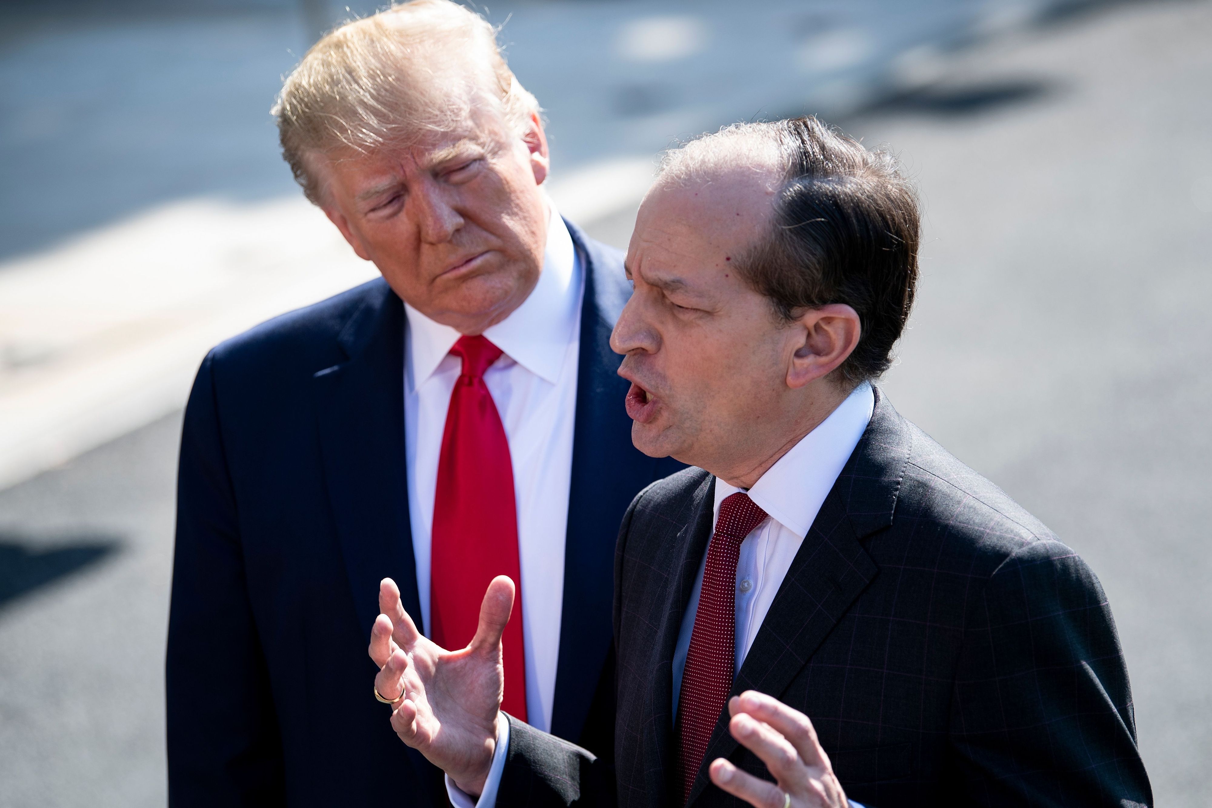 Alexander Acosta (r.) war von 2017 bis 2019 Arbeitsminister unter Donald Trump, dann musste er wegen seines Verhaltens im ersten Prozess gegen Jeffrey Epstein zurücktreten