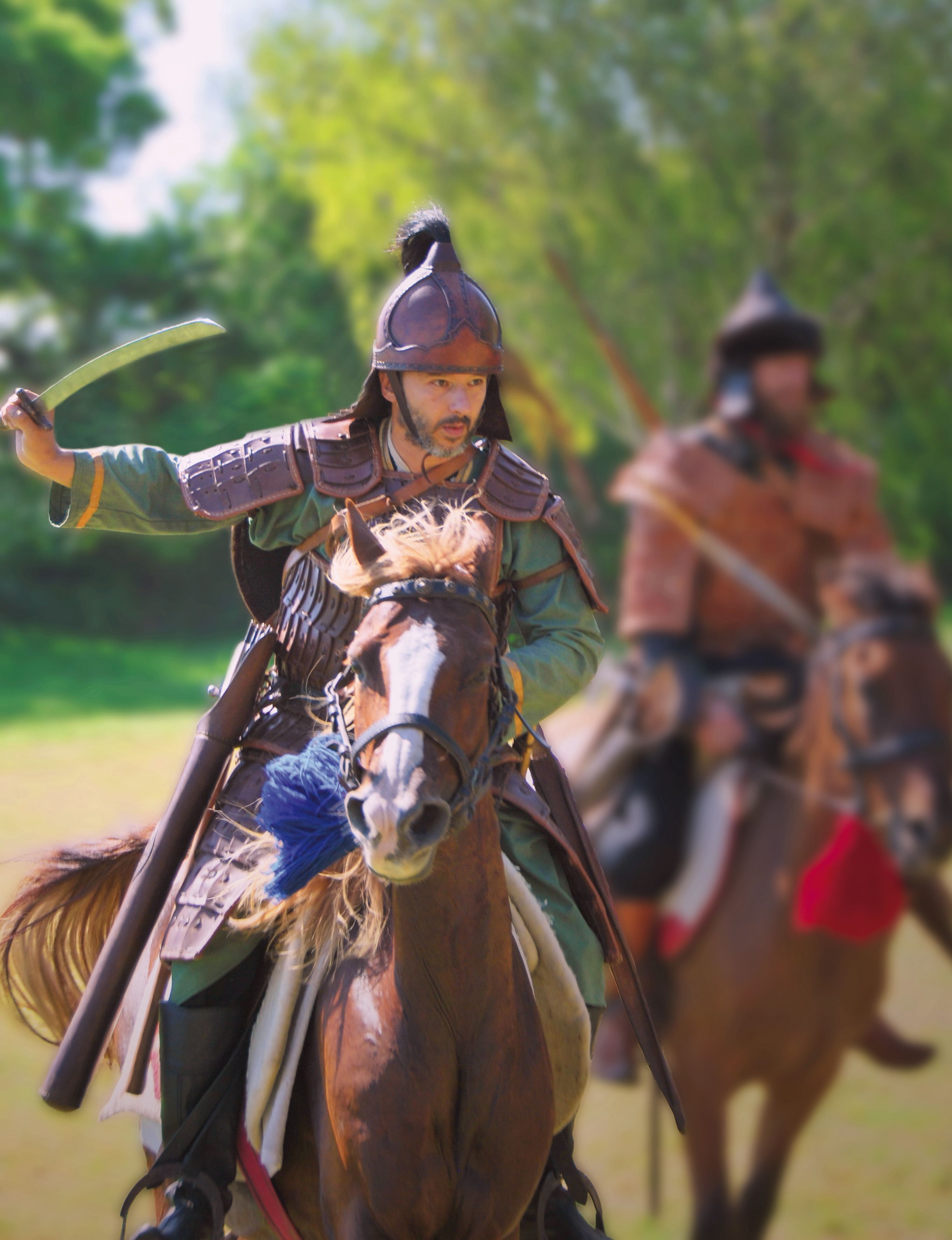 Jetzt mitspielen und Karten für das Hunnenfest gewinnen: Im Bild zu sehen ist die Darbietung von Reiterkrieger:innen zur berühmten Kampfweise der Hunnen.