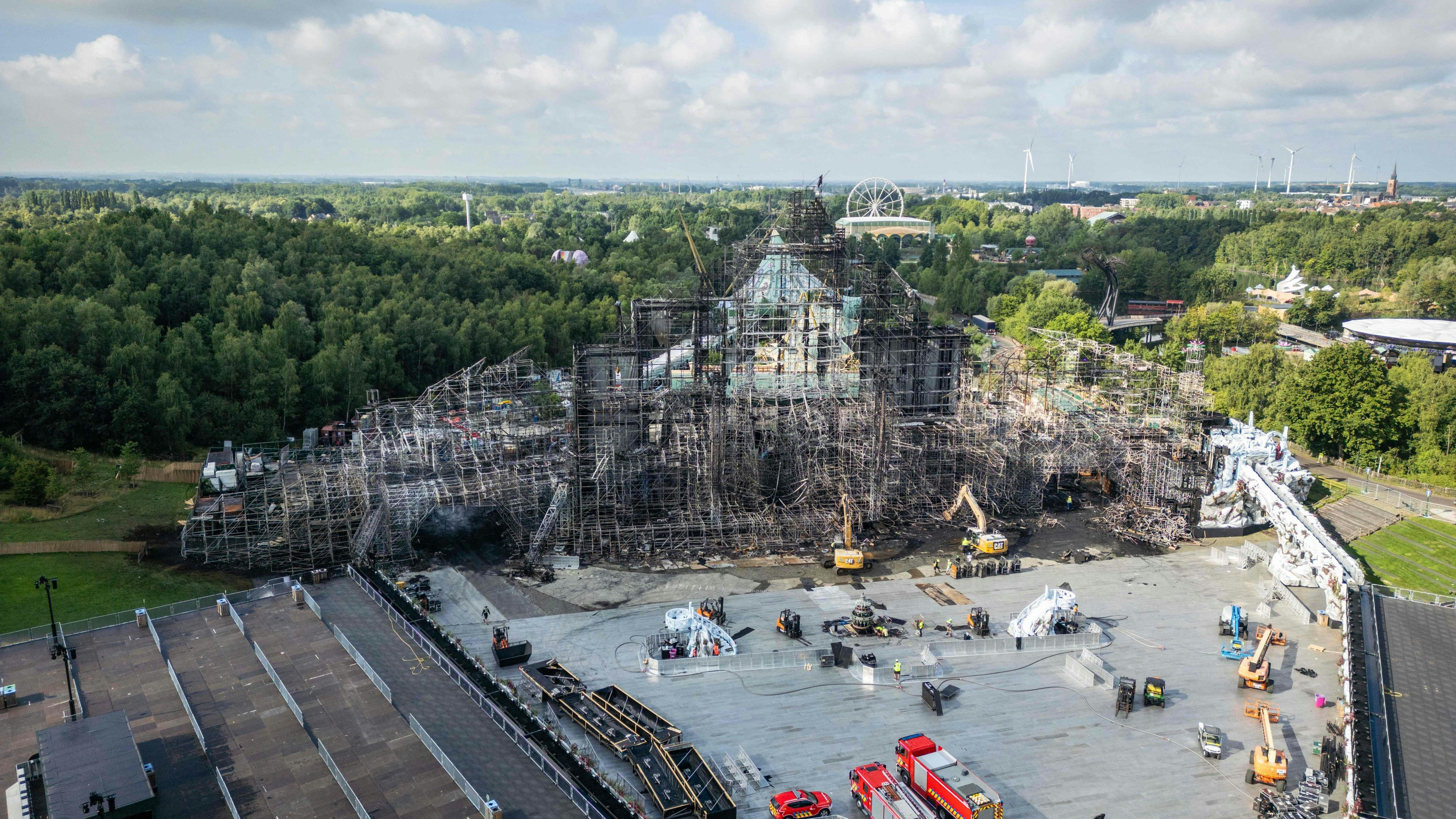Nach einem Inferno ist von der imposanten Tomorrowland-Mainstage nichts mehr übrig.