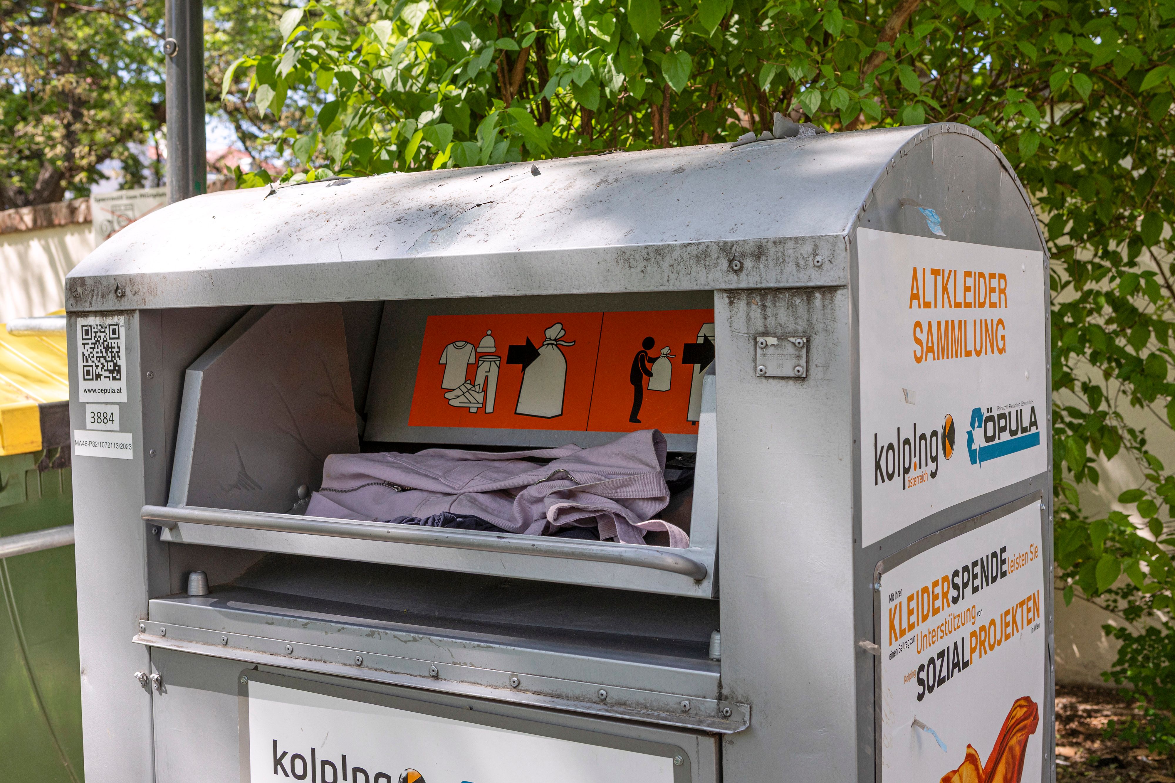 Eine Frau steht im Verdacht, Gewand aus Altkleidercontainern gestohlen zu haben.