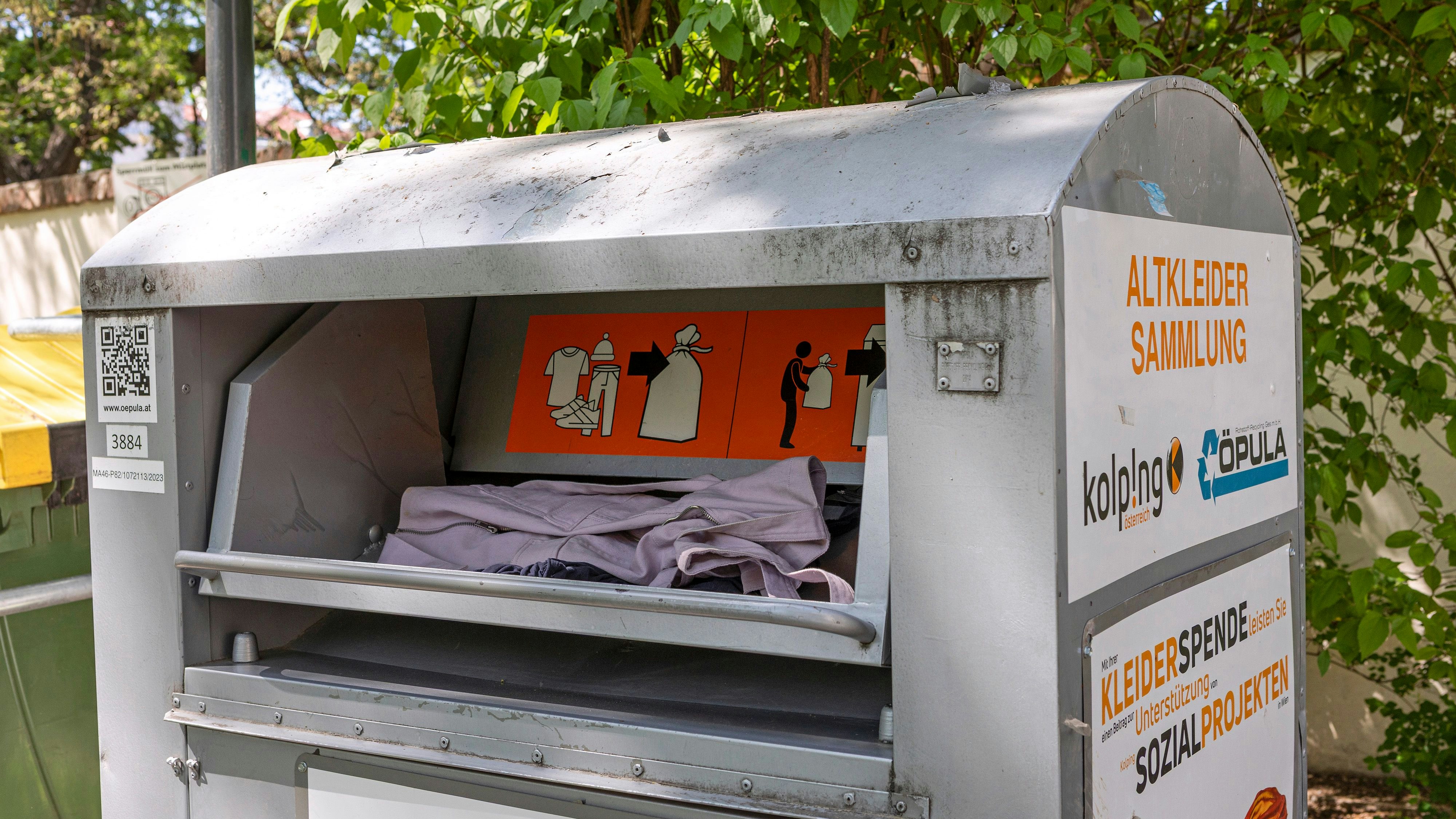 Heute.at - Frau (64) bei Diebstahl aus Altkleidercontainer ertappt