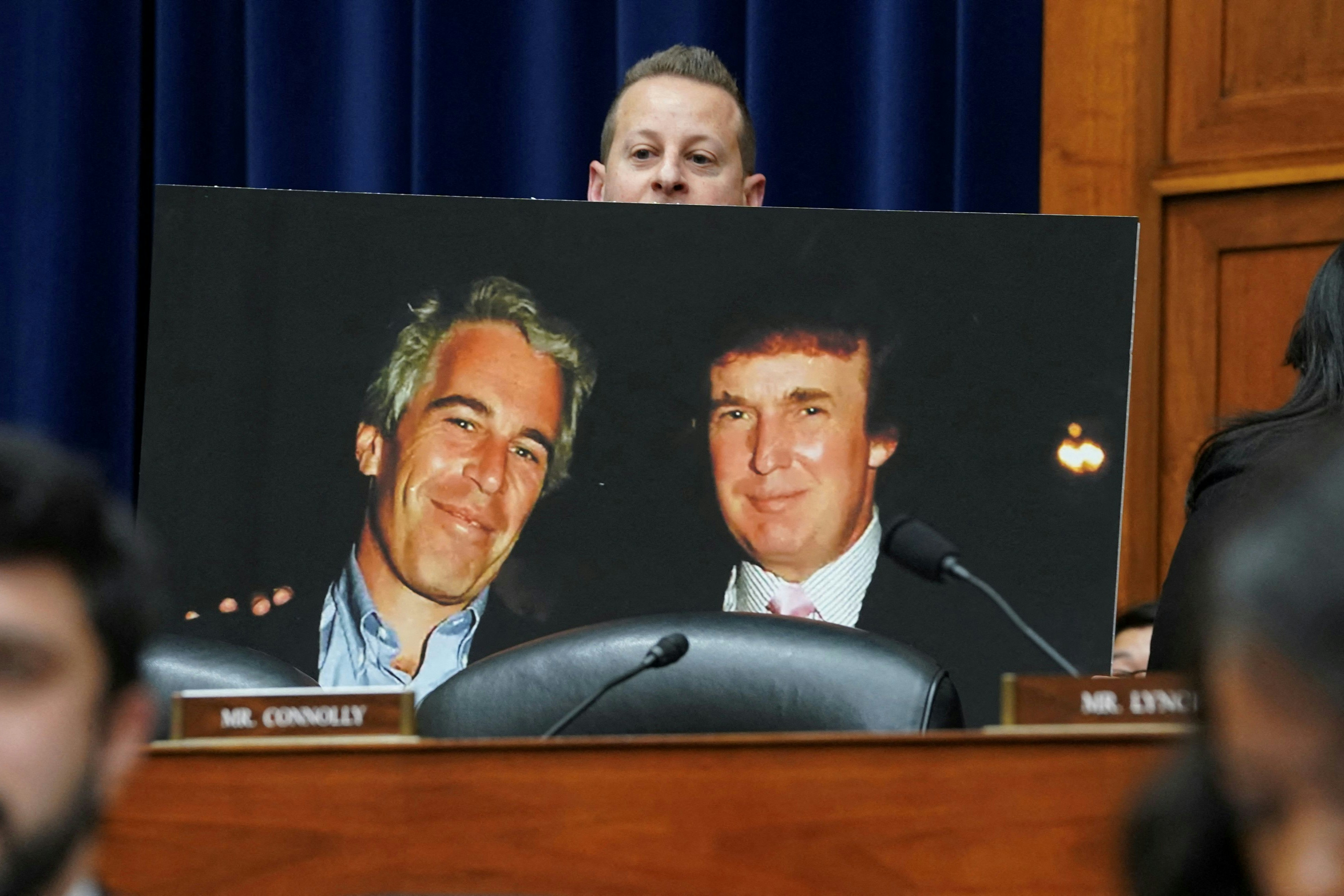Der demokratische Abgeordnete Jared Moskowitz bei einer Parlamentssitzung mit einem Foto von Donald Trump und Jeffrey Epstein aus den 1990er-Jahren