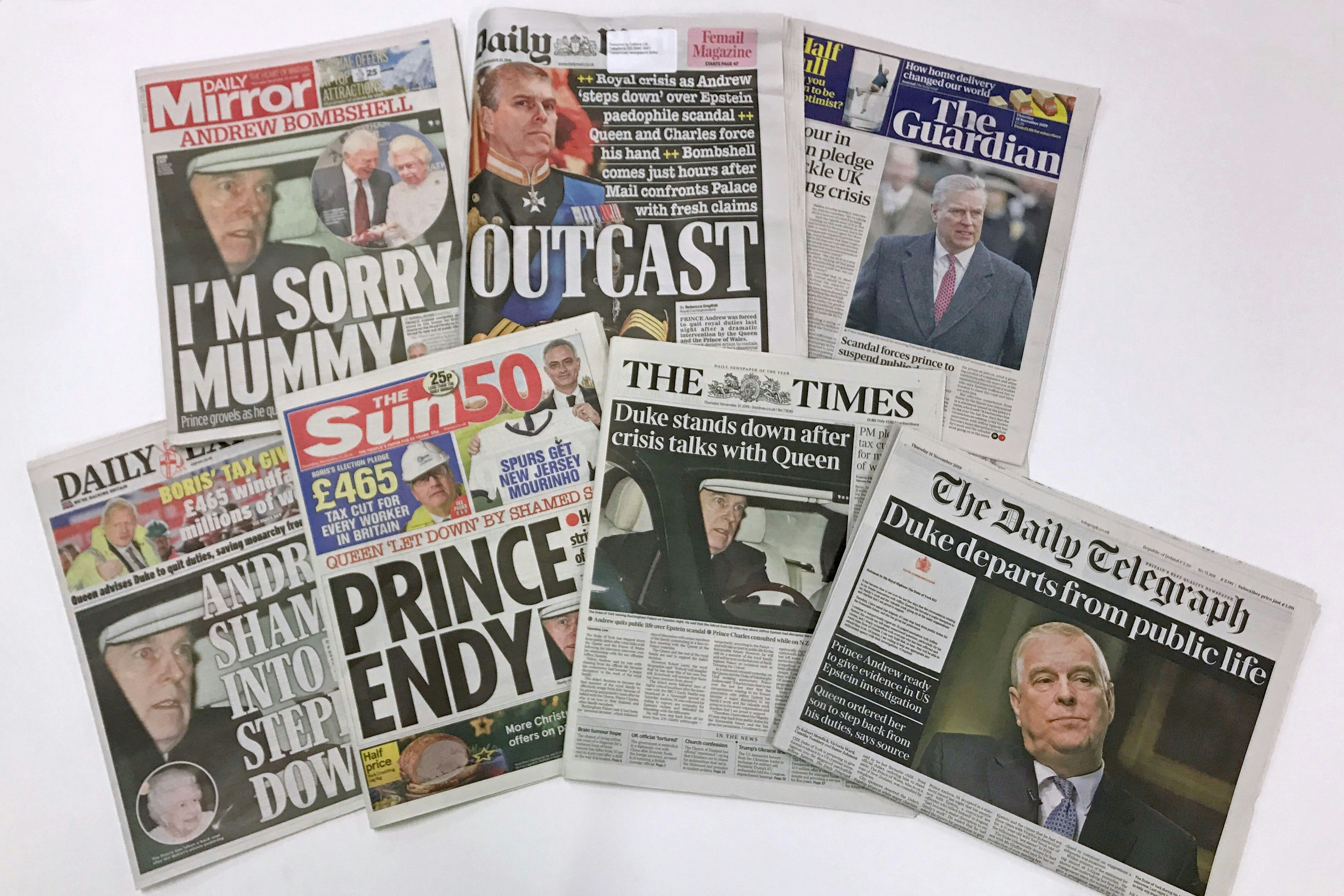 Der britische Prinz Andrew trat von allen öffentlichen Ämtern zurück, nachdem seine Beziehung zu Jeffrey Epstein publik wurde