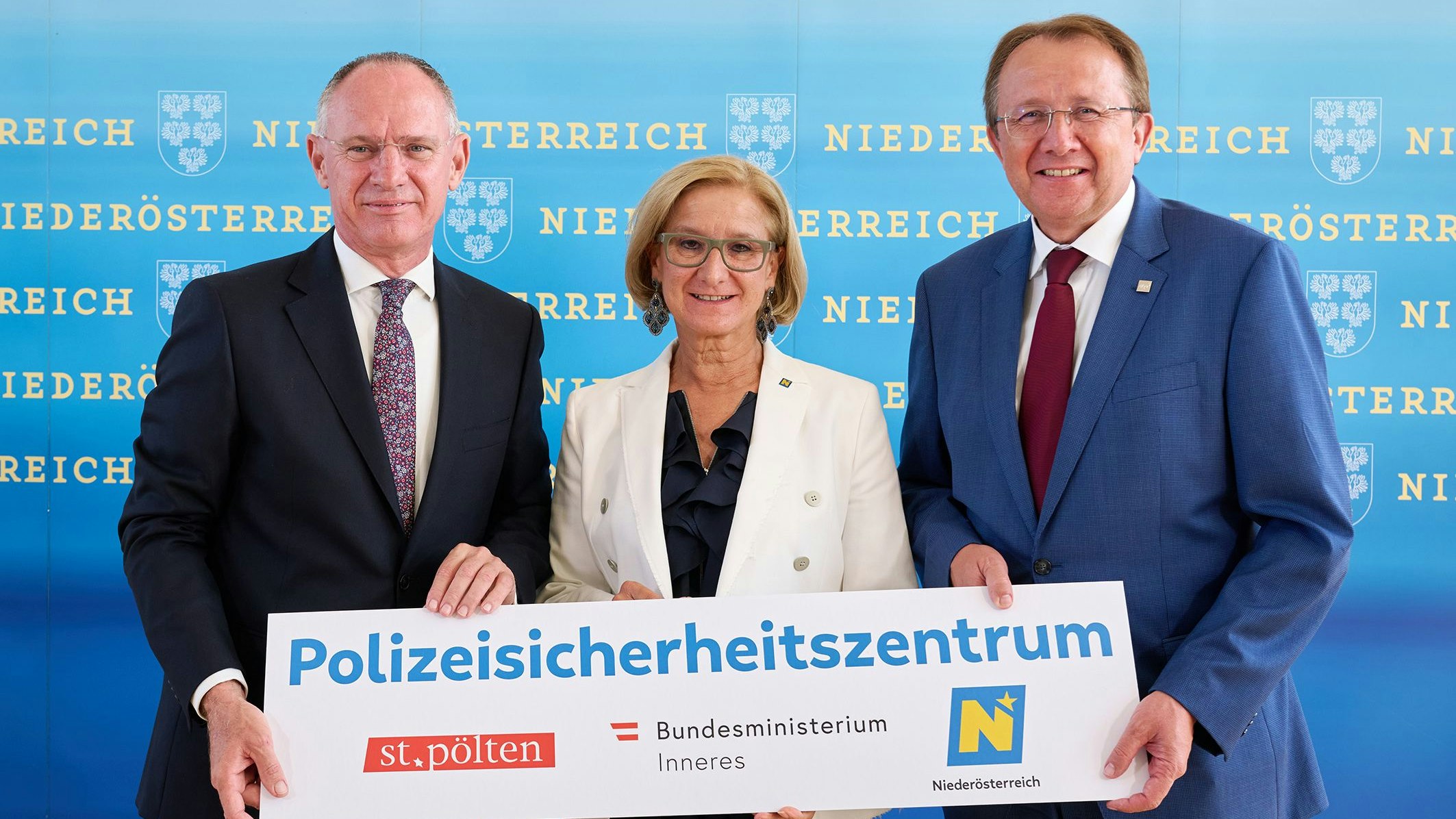Innenminister Gerhard Karner, LH Mikl-Leitner und St. Pölten-Bürgermeister Matthias Stadler (v.l.n.r.) freuen sich auf das neue Polizeisicherheitszentrum.