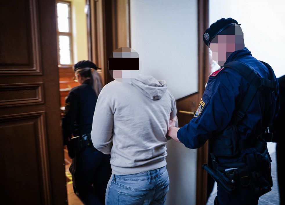 Der damals 22-jährige Angeklagte musste sich am 14. November 2024 zum ersten Mal vor Gericht verantworten.