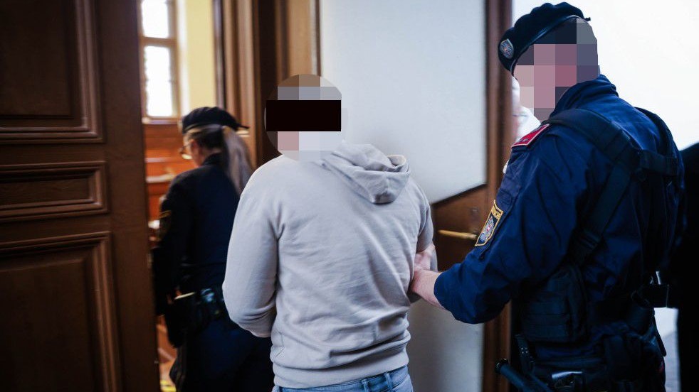 Heute.at - Vater stirbt nach Messer-Attacke: Sohn (23) verurteilt