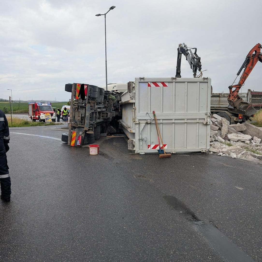 Betonteile liegen auf der Fahrbahn verstreut.
