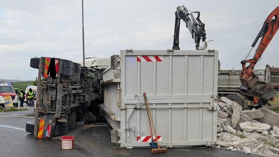 Heute.at - Lkw-Crash – Betonteile auf Straße geschleudert